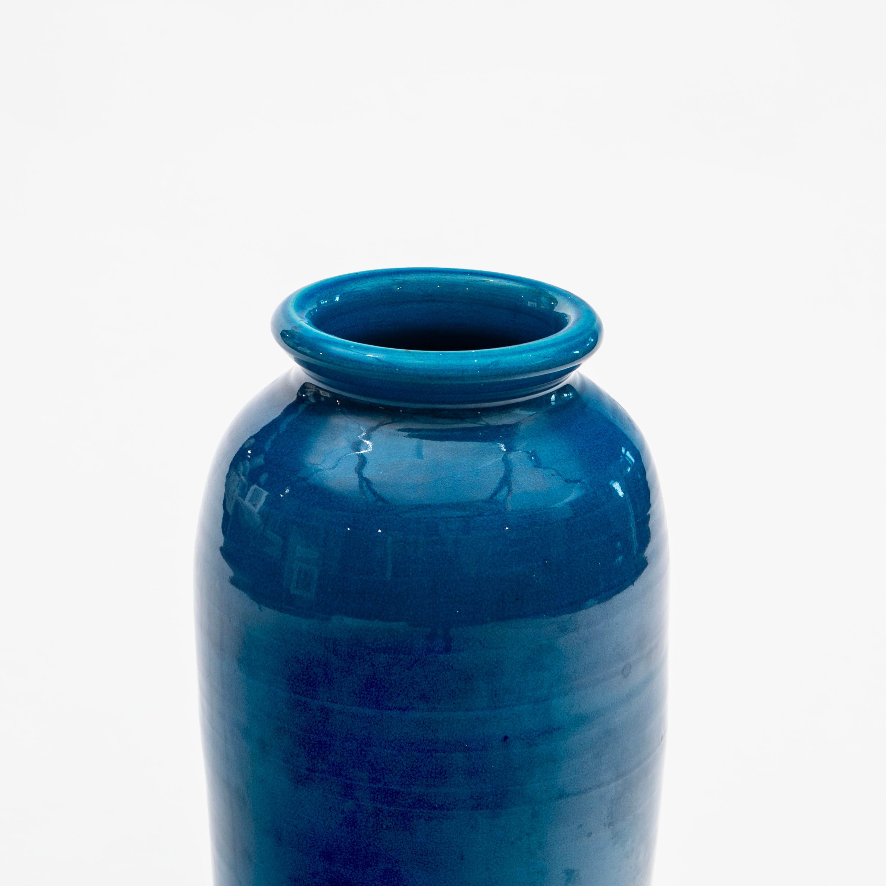 Tall stoneware floor vase with turquoise blue glaze manufactured by Kähler. H. 56 cm. Mouth opening 13 cm
Signed with manufacturer’s mark HAK engraved under the base (Hermann A. Kähler).

In great vintage condition.
Denmark 1920-1930