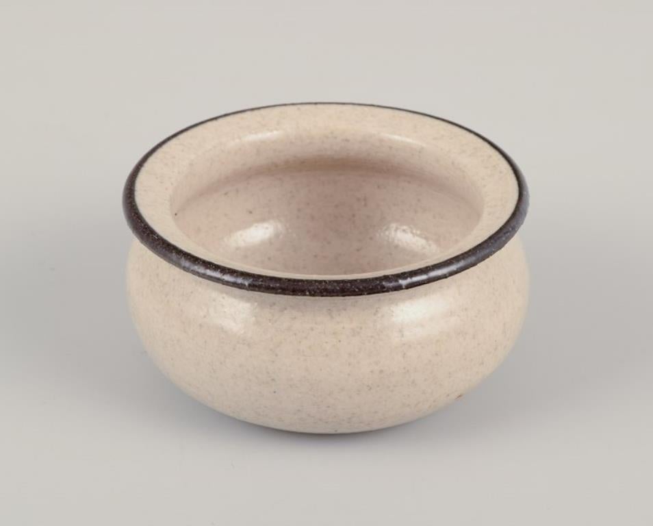 Kähler. Trois petits bols en céramique. Glaçage dans des tons sableux avec un bord noir.
Vers 1970.
Marqué.
En parfait état.
Dimensions : D 6,0 cm x H 3,0 cm.