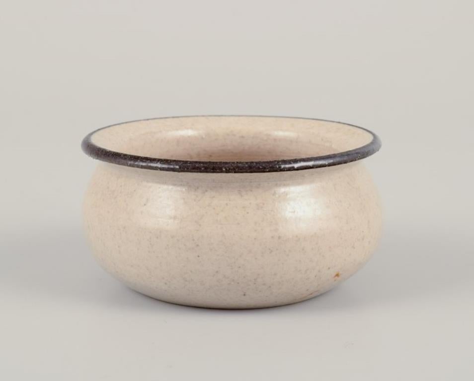 Scandinave moderne Kähler. Trois petits bols en céramique. Glaçage dans des tons sableux avec un bord noir. en vente
