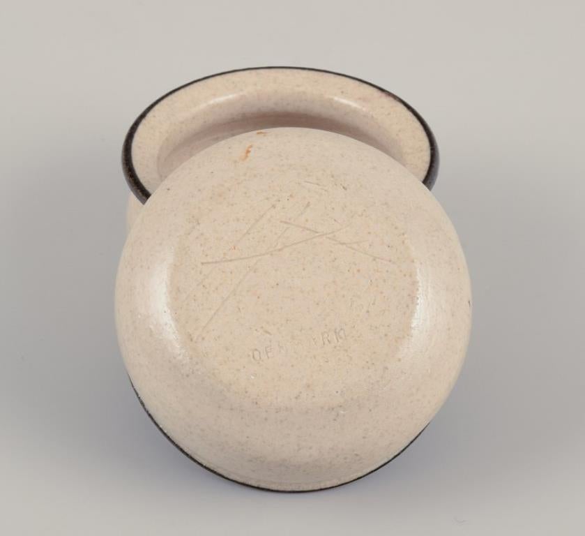 Vernissé Kähler. Trois petits bols en céramique. Glaçage dans des tons sableux avec un bord noir. en vente