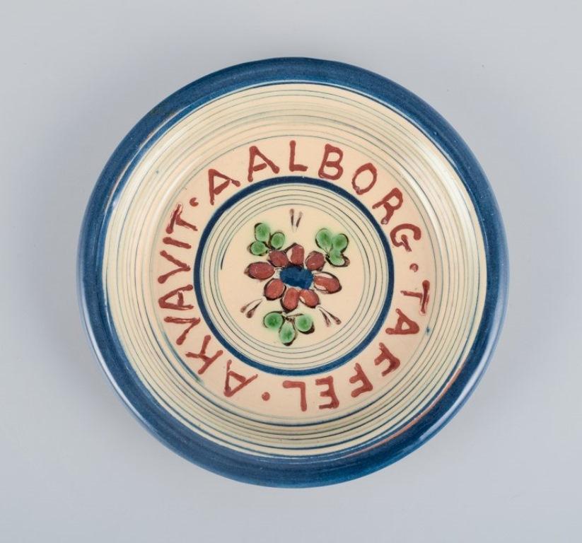 Kähler, two low bowls in ceramic. Aalborg Taffel Akvavit.
1940s.
In excellent condition, the small bowl with small chip on the rim.
Marked.
Large bowl: D 17.3 cm x H 2.7 cm.