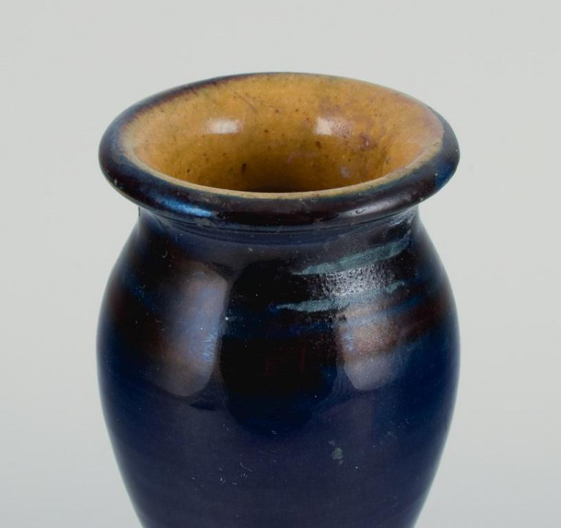 Vase Kähler à glaçure bleue avec motif de fleurs et de branches. 1930s. Excellent état - En vente à Copenhagen, DK