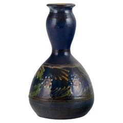 Vase Kähler à glaçure bleue avec motif de fleurs et de branches. 1930s.