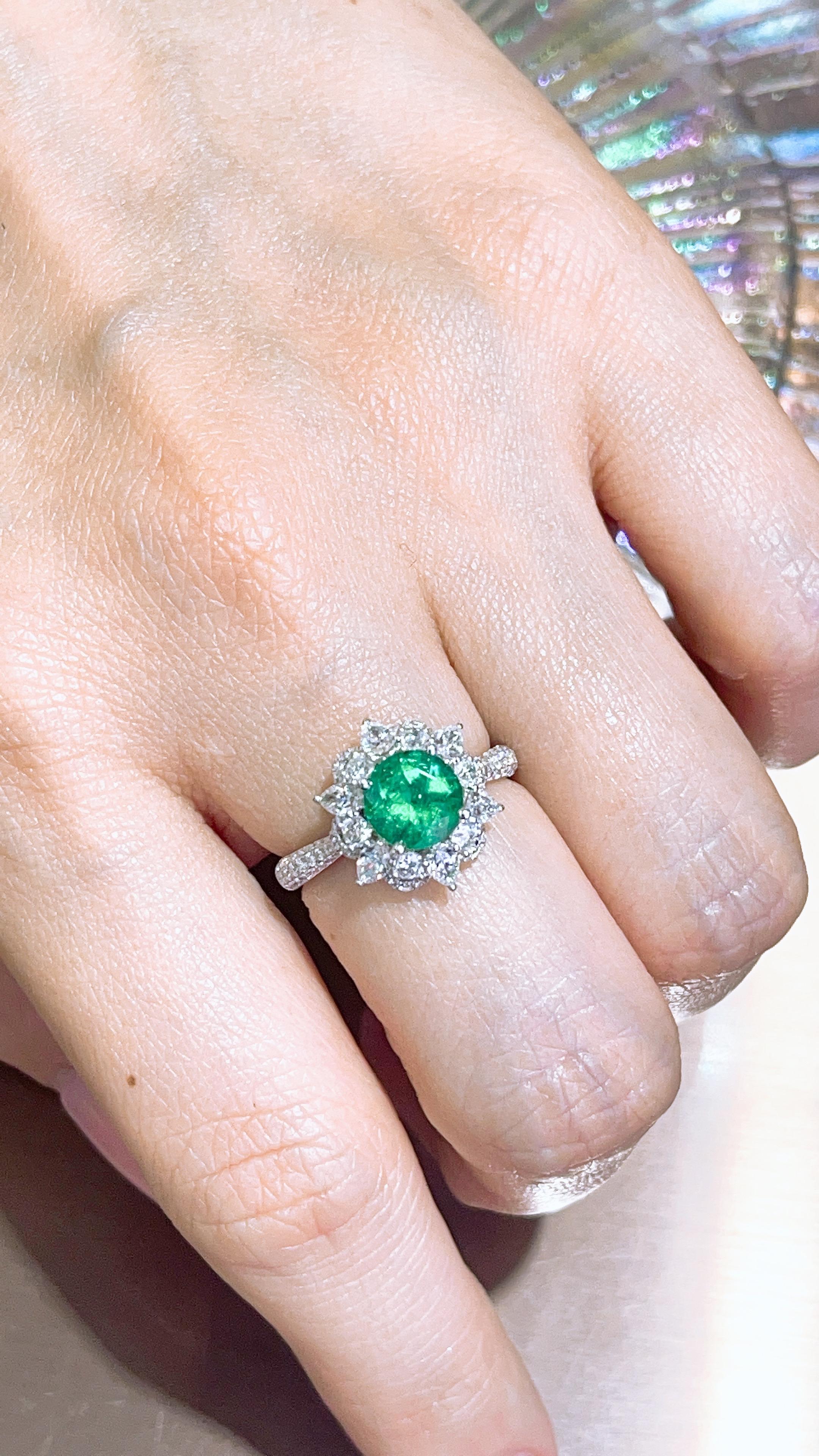 Kahn 1.3 Carat Coloumbia Emerald 18k White Gold Ring In New Condition In Tsim Sha Tsui, HK