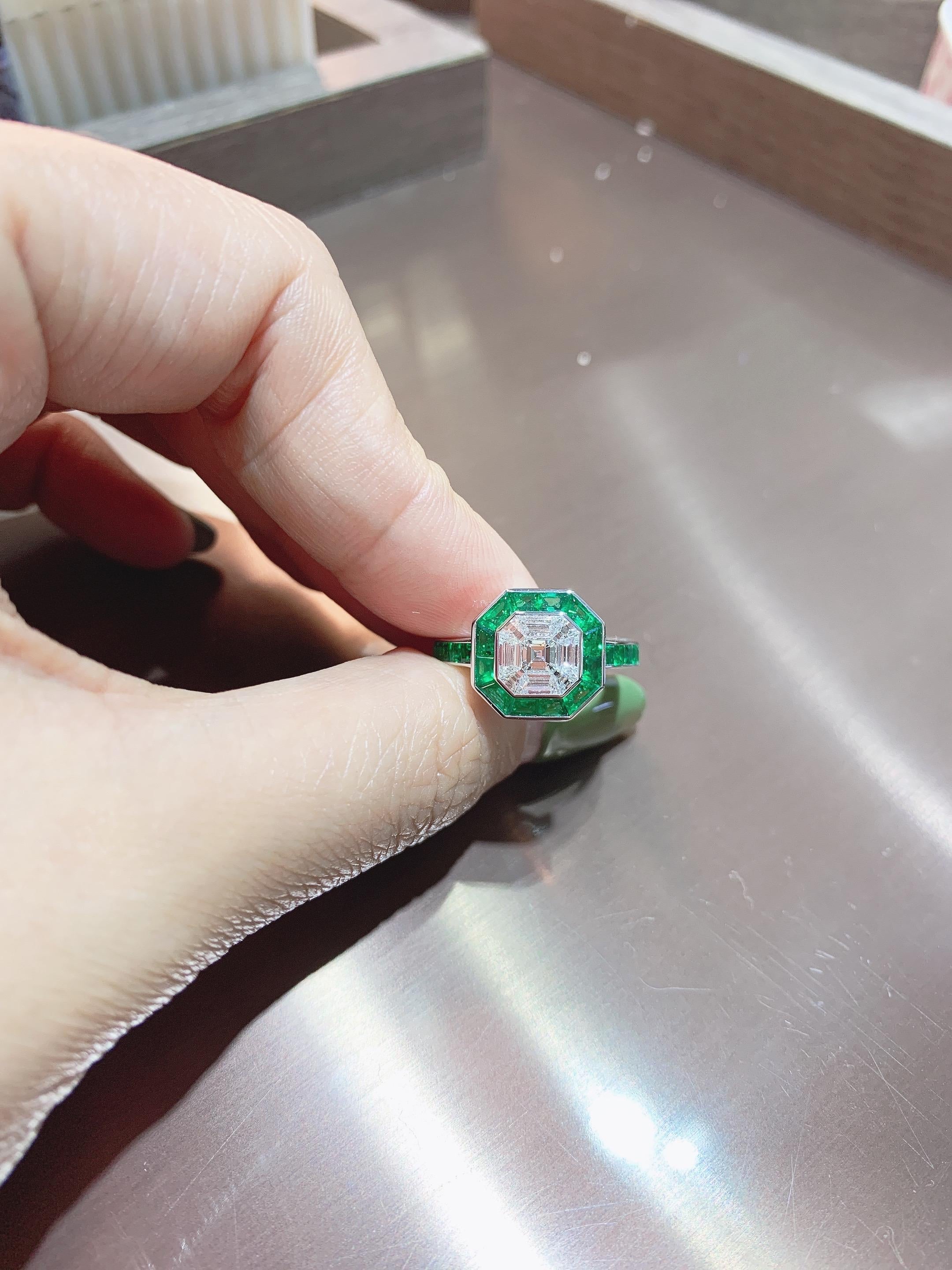 18 Karat Gold White Diamond Ring with Emerald Halo In New Condition For Sale In Tsim Sha Tsui, HK