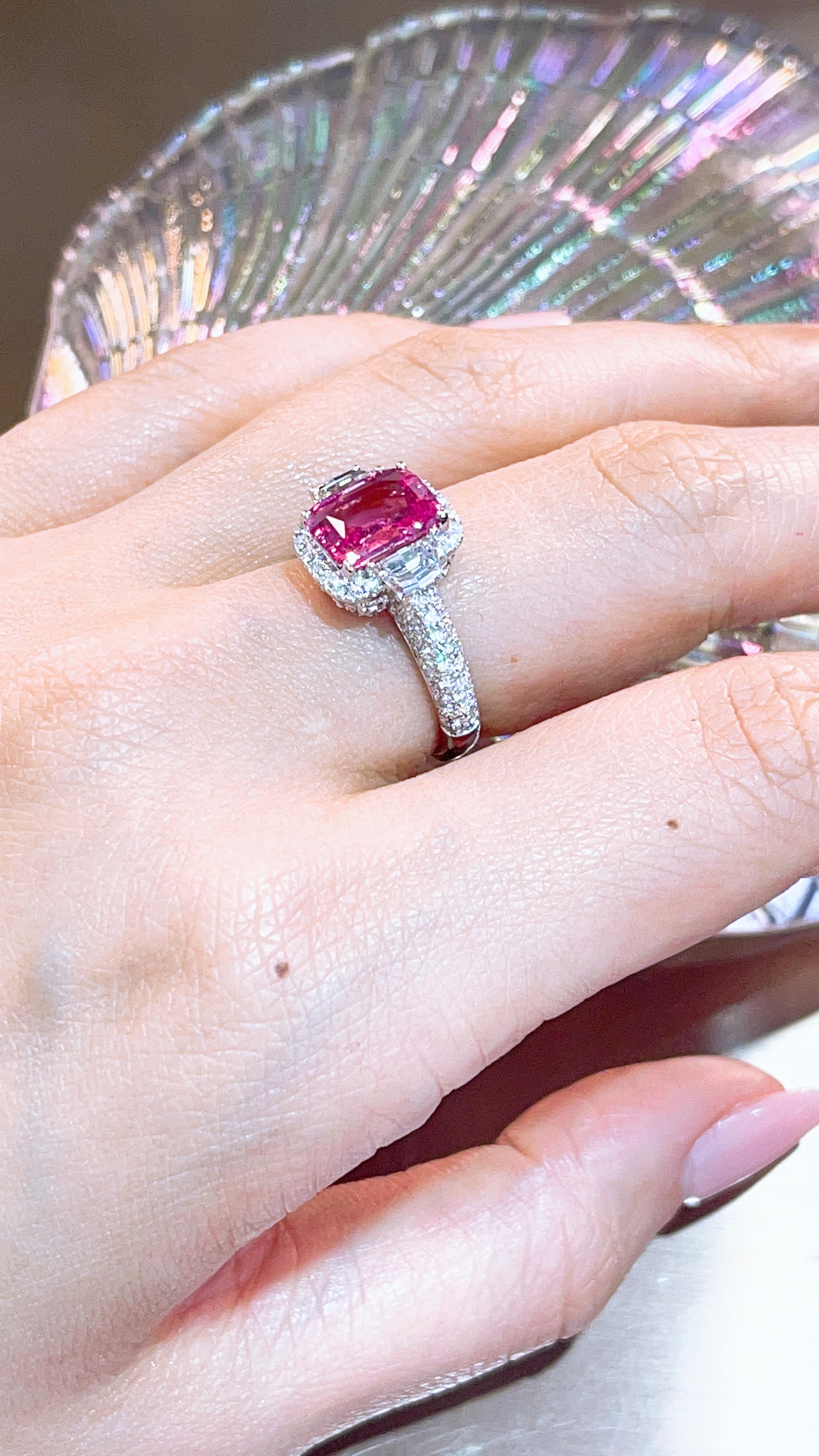 GIA 2.64 Carat Purple- Pink Sapphire 18 Karat White Gold Engagement Ring In New Condition For Sale In Tsim Sha Tsui, HK