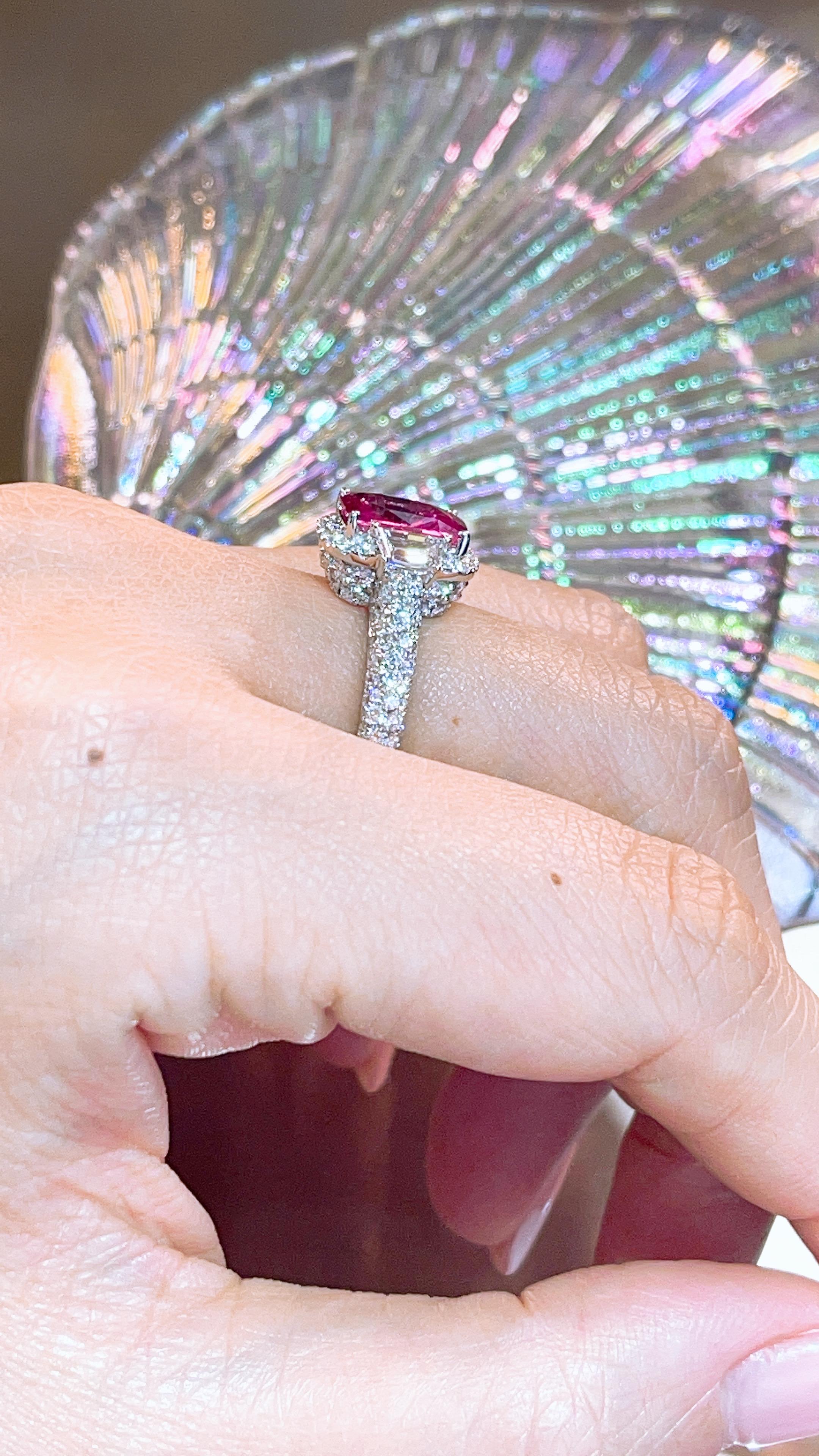 Women's GIA 2.64 Carat Purple- Pink Sapphire 18 Karat White Gold Engagement Ring For Sale