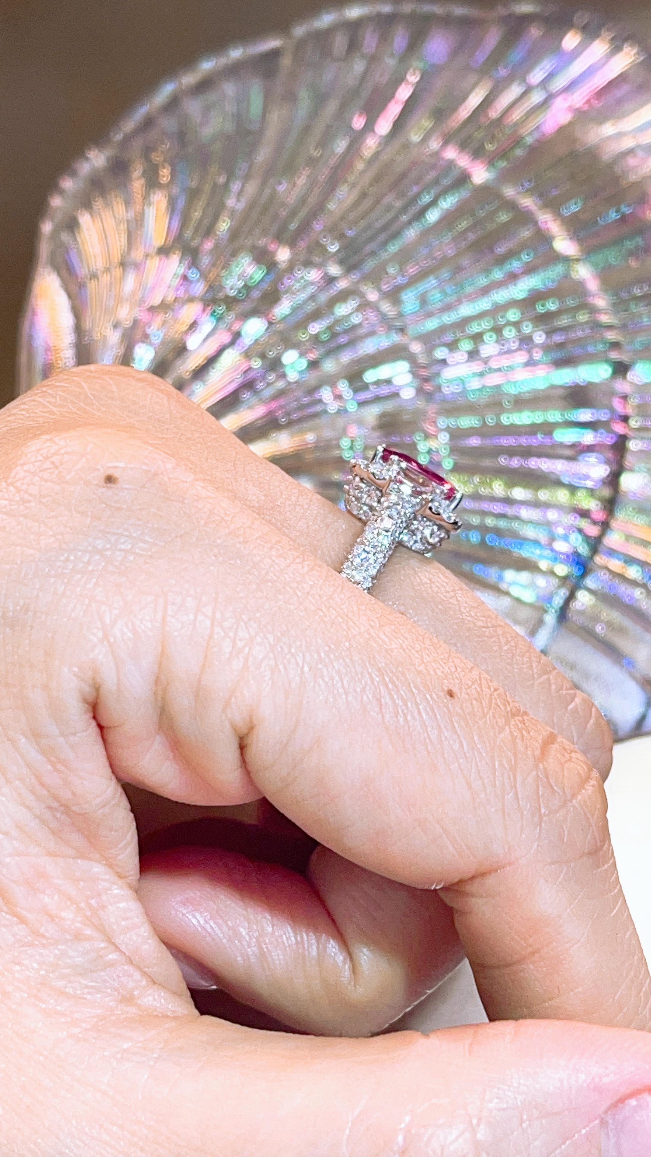 GIA 2.64 Carat Purple- Pink Sapphire 18 Karat White Gold Engagement Ring For Sale 1
