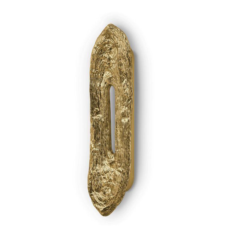 Sumérgete en el arte magistral del aplique Kahy, una impresionante muestra de elegancia orgánica. Elaborada con una precisión sin igual, esta extraordinaria pieza capta el grácil movimiento de una rama a la deriva a lo largo de un tranquilo río,