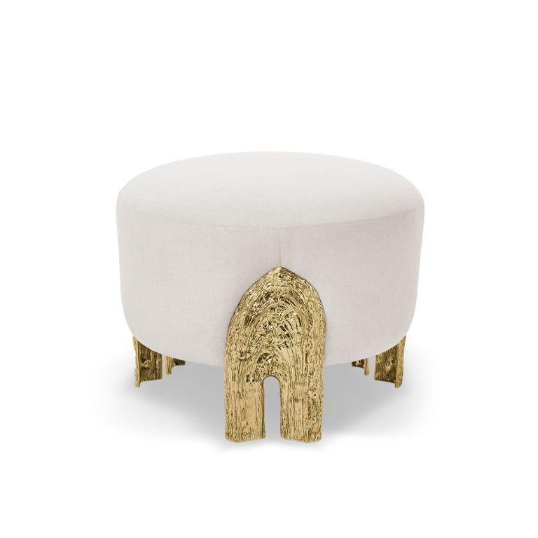 The Kahy stool is a true testament to craftsmanship, showcasing an exquisite, organic design that embodies both art and precision. This exceptional piece emerges from an exhaustive creative process, aimed at capturing the natural beauty and