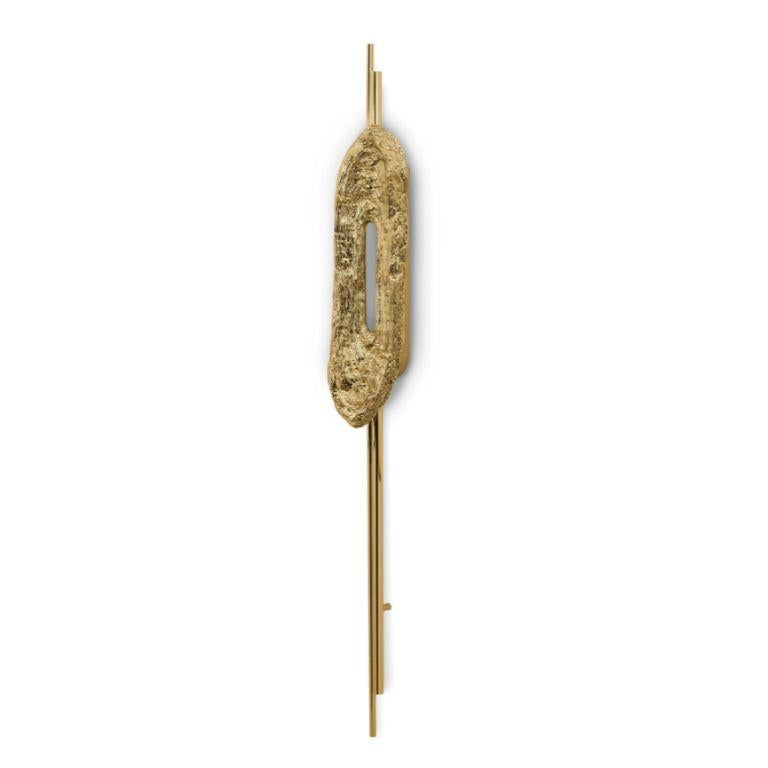 Te presentamos la Antorcha Kahy, una obra maestra de la decoración y la iluminación que ejemplifica el arte de la artesanía del latón pulido. Esta excepcional lámpara antorcha está meticulosamente elaborada a mano, mostrando un diseño orgánico