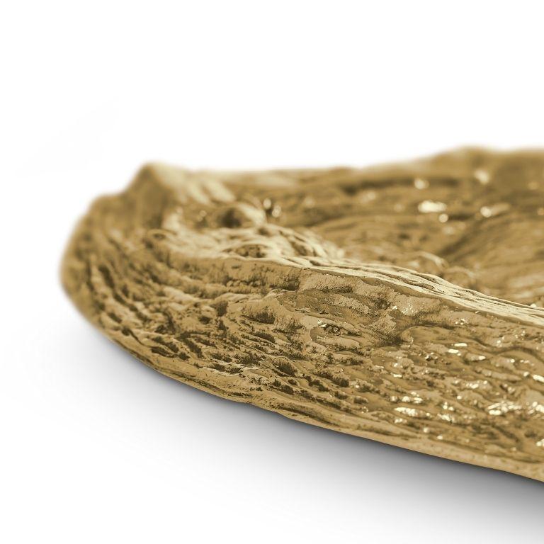 Organico moderno Vassoio Kahy - Elegante servizio di piatti in ottone lucido con design di ispirazione organica in vendita