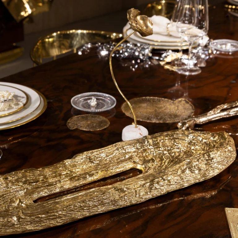 Fatto a mano Vassoio Kahy - Elegante servizio di piatti in ottone lucido con design di ispirazione organica in vendita