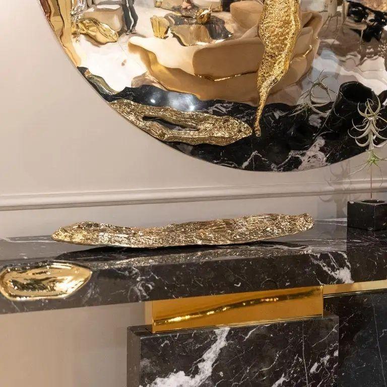 XXI secolo e contemporaneo Vassoio Kahy - Elegante servizio di piatti in ottone lucido con design di ispirazione organica in vendita