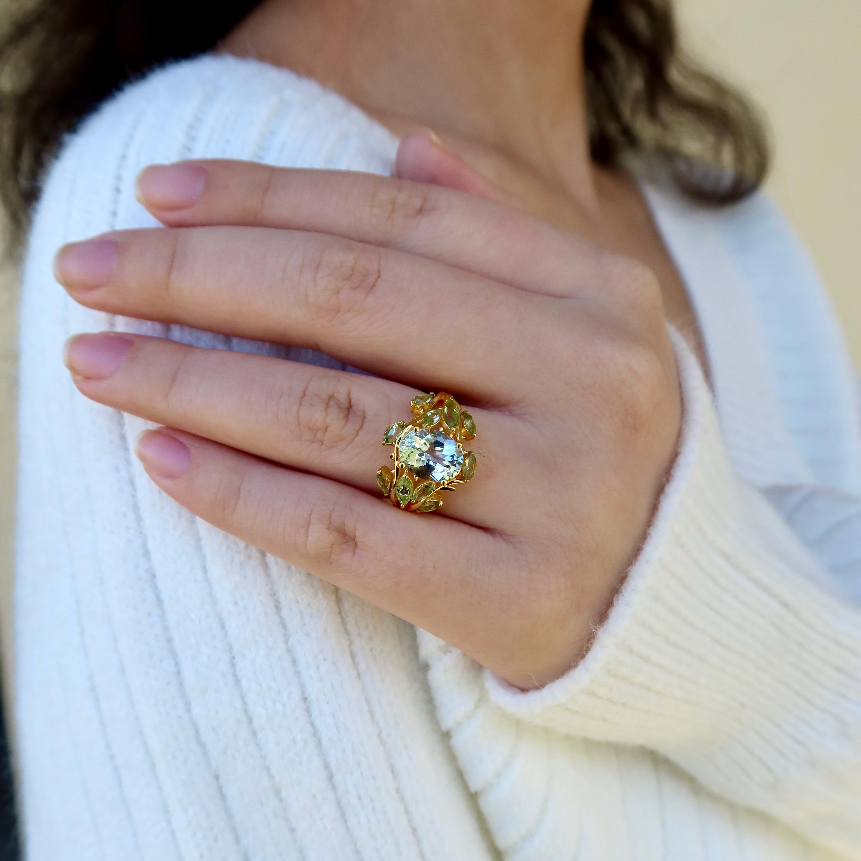 Inspiriert von der stillen Eleganz der Natur, vereint dieser Cocktailring Olive Leaves das ruhige Leuchten des Aquamarins mit der frischen Ausstrahlung des Peridots. Der 1,80-karätige himmelblaue Aquamarin sitzt in der Mitte wie ein Tropfen