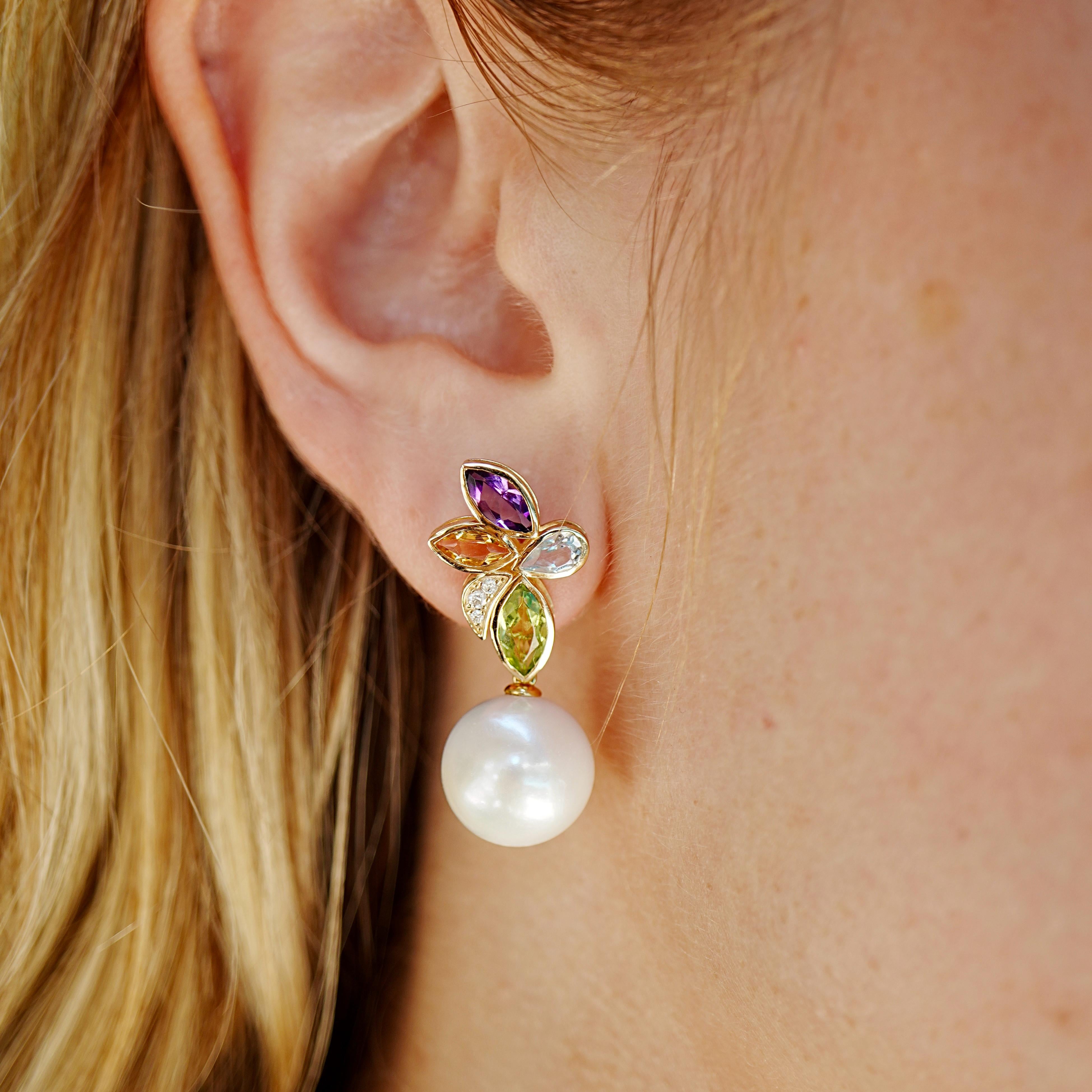Diese Kai Fine Jewelry 2.88ctw Multi Edelstein & Diamond Pearl Convertible Drop Earrings feiern die Schönheit der Vielseitigkeit und Farbe. Sie sind aus 14-karätigem Gelbgold gefertigt und bestehen aus einer lebhaften Mischung natürlicher Edelsteine