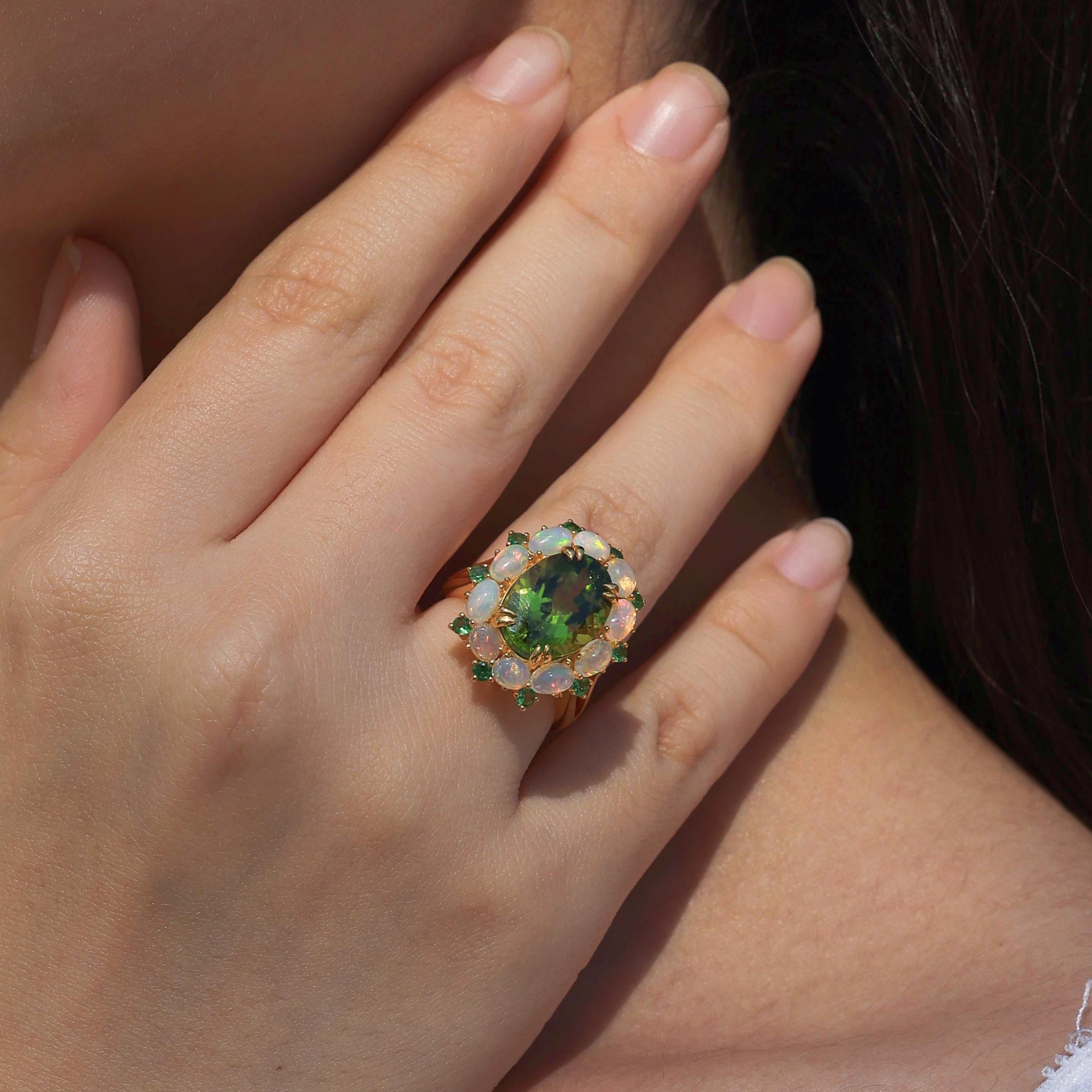 Entdecken Sie Kai's Green Peridot Opal Tsavorite Cluster Cocktail Ring, ein atemberaubendes Meisterwerk, das die vibrierende Energie des grünen Peridots, den geheimnisvollen Schimmer des Opals und die tiefe Anziehungskraft des Tsavorits in einem