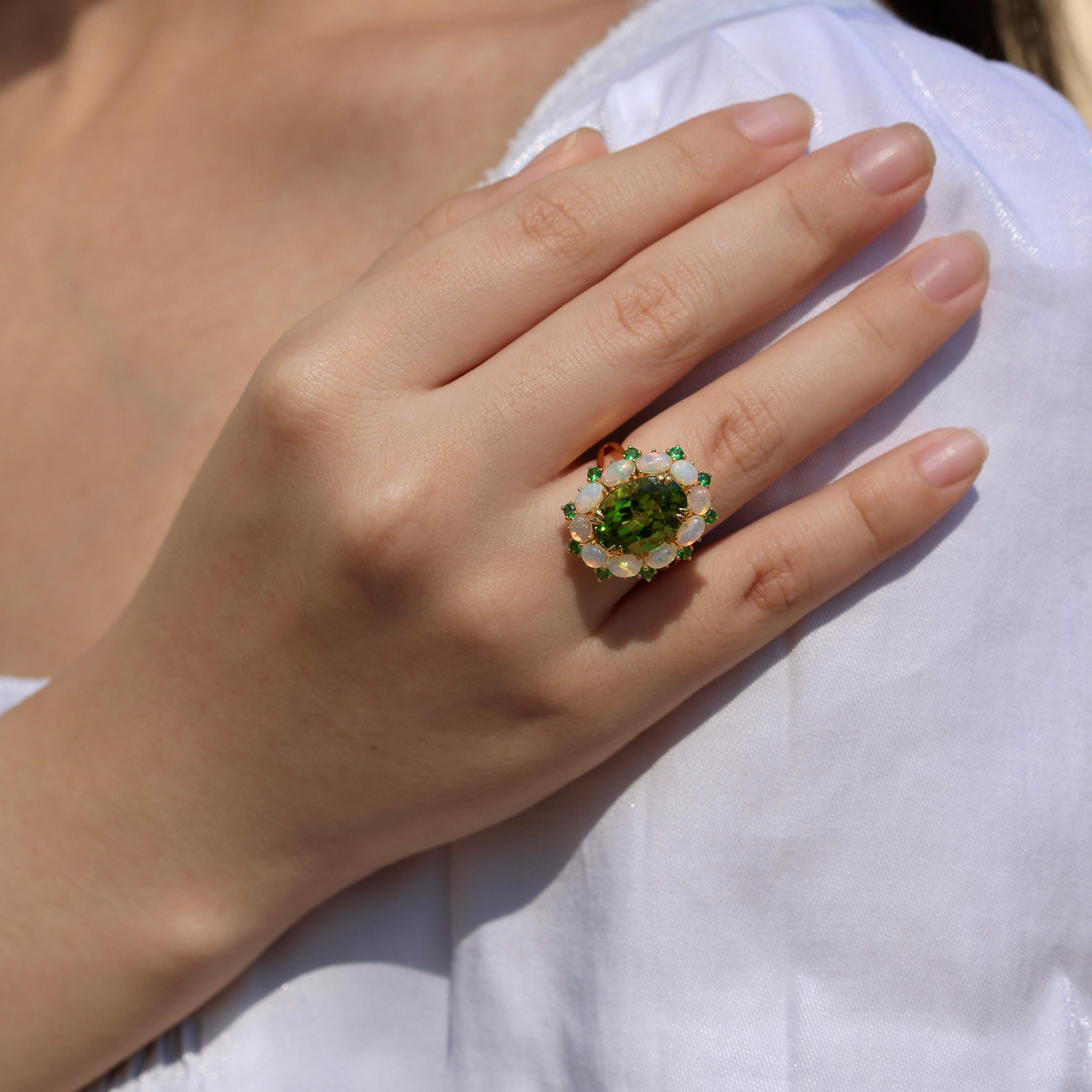 Kai 9,15ctw Grüner Peridot Opal Tsavorit Cluster Cocktail Ring im Angebot 1