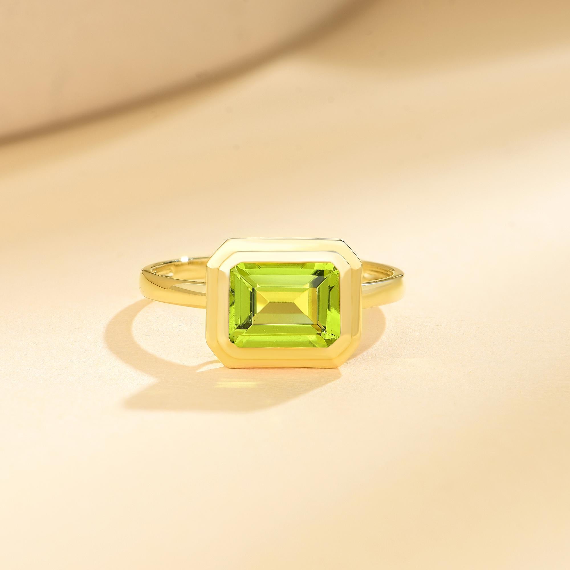 Moderne Bague Est-Ouest Kai Bella 2.80ctw Emerald-Cut Peridot en vente