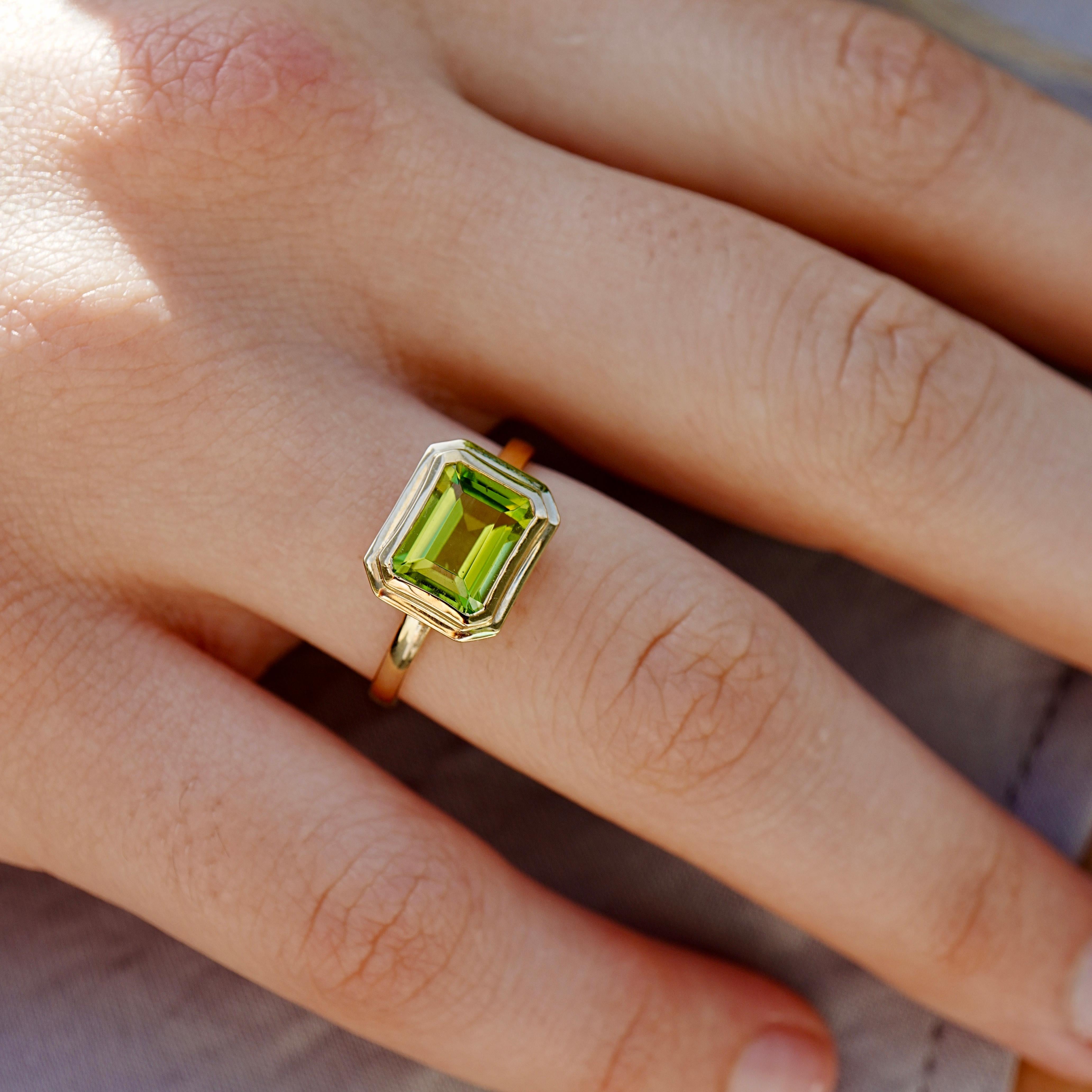 Taille émeraude Bague Est-Ouest Kai Bella 2.80ctw Emerald-Cut Peridot en vente