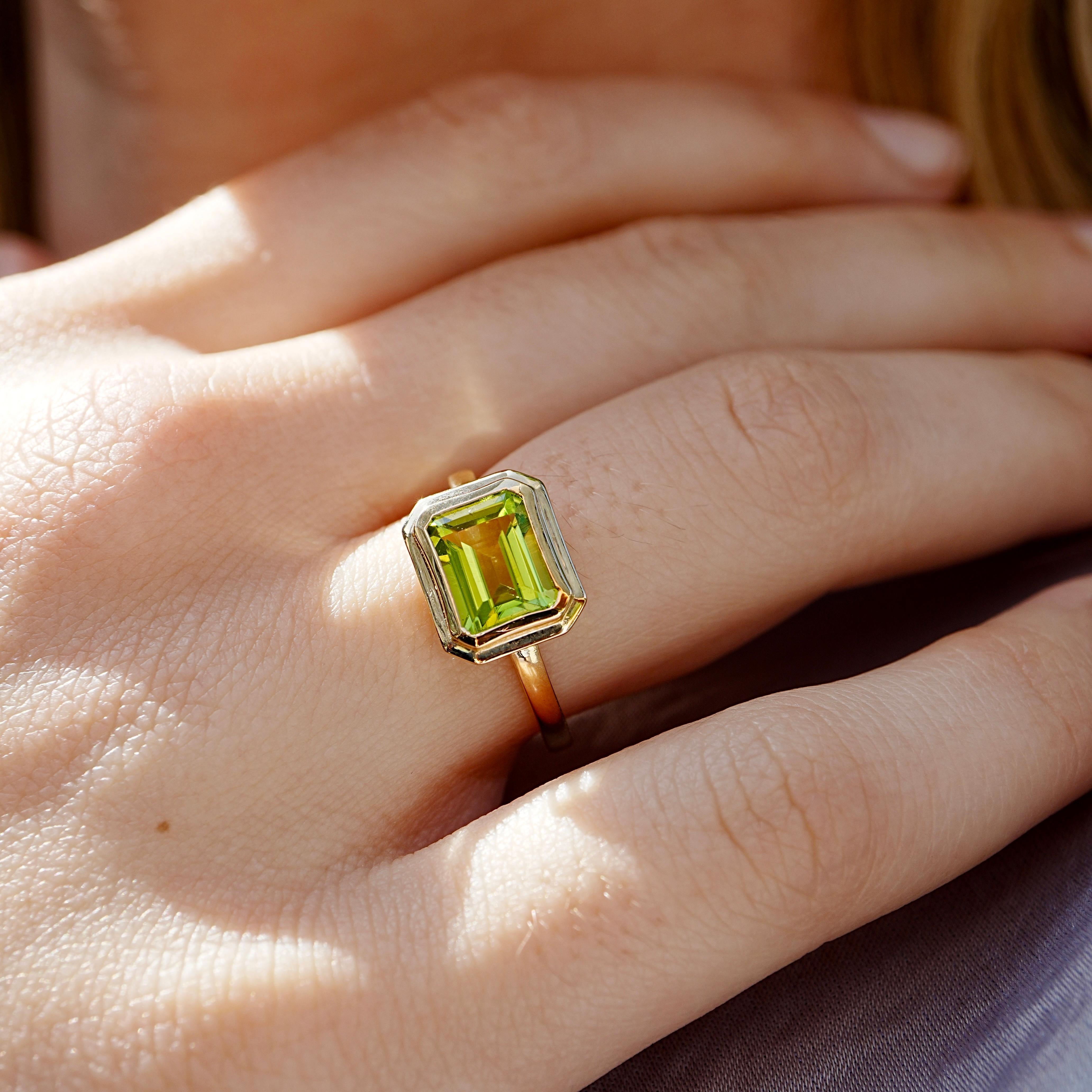 Bague Est-Ouest Kai Bella 2.80ctw Emerald-Cut Peridot Neuf - En vente à Rowland Heights, CA