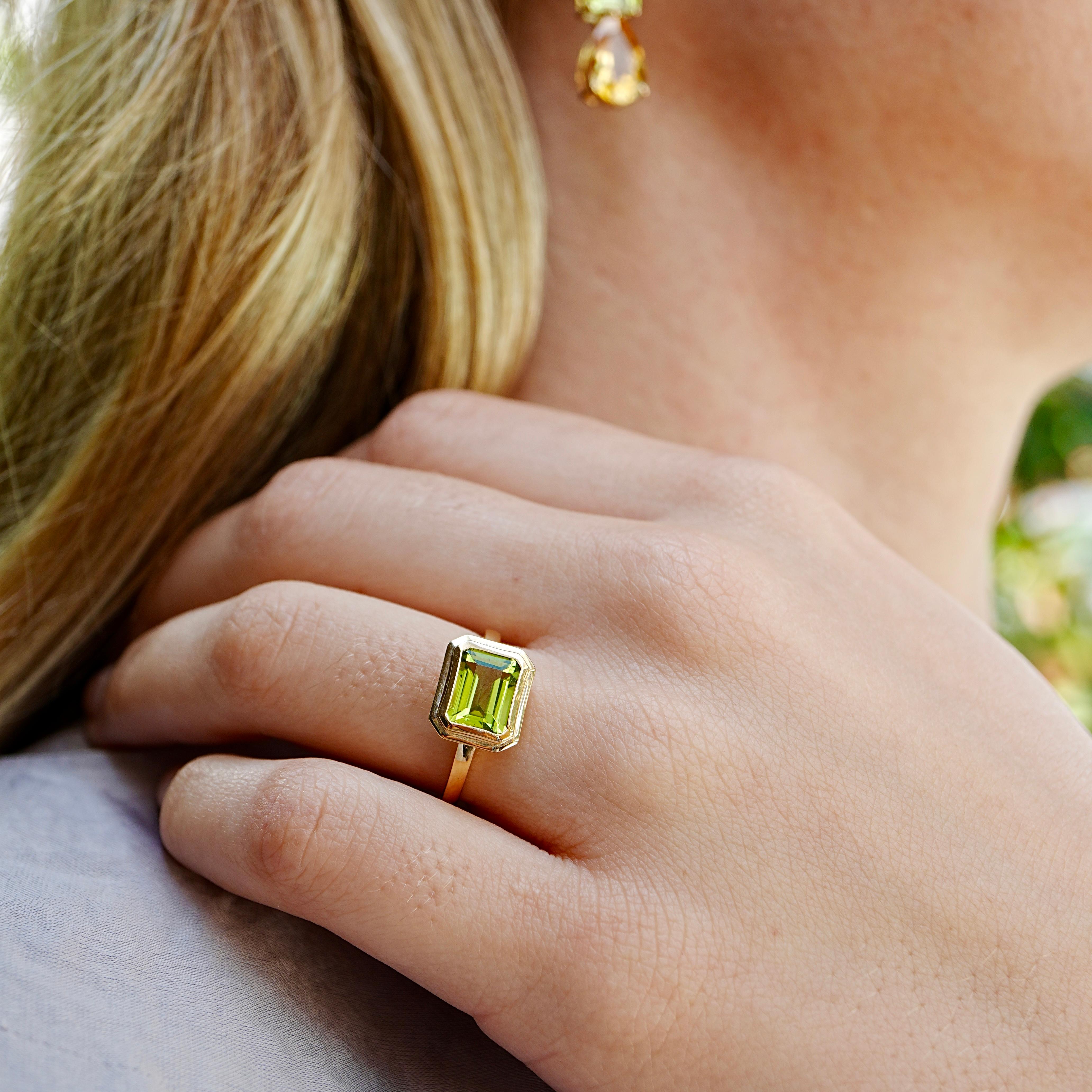Bague Est-Ouest Kai Bella 2.80ctw Emerald-Cut Peridot Pour femmes en vente