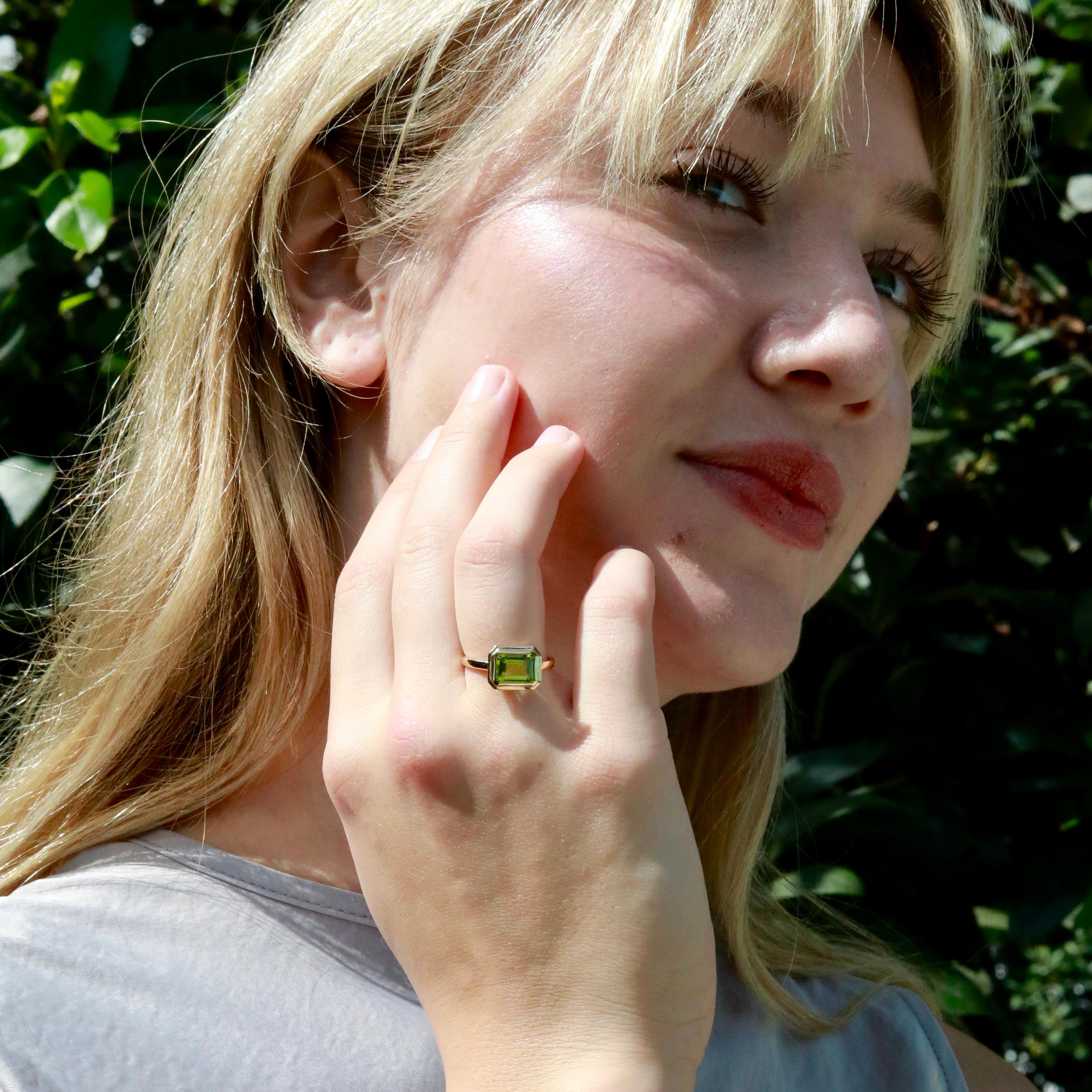 Bague Est-Ouest Kai Bella 2.80ctw Emerald-Cut Peridot en vente 1