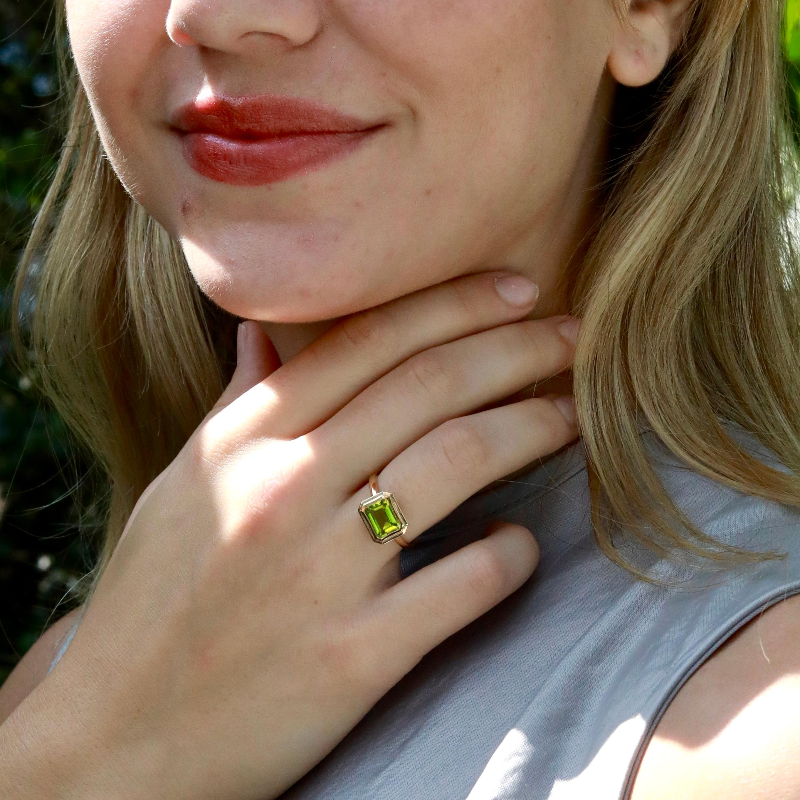 Bague Est-Ouest Kai Bella 2.80ctw Emerald-Cut Peridot en vente 2