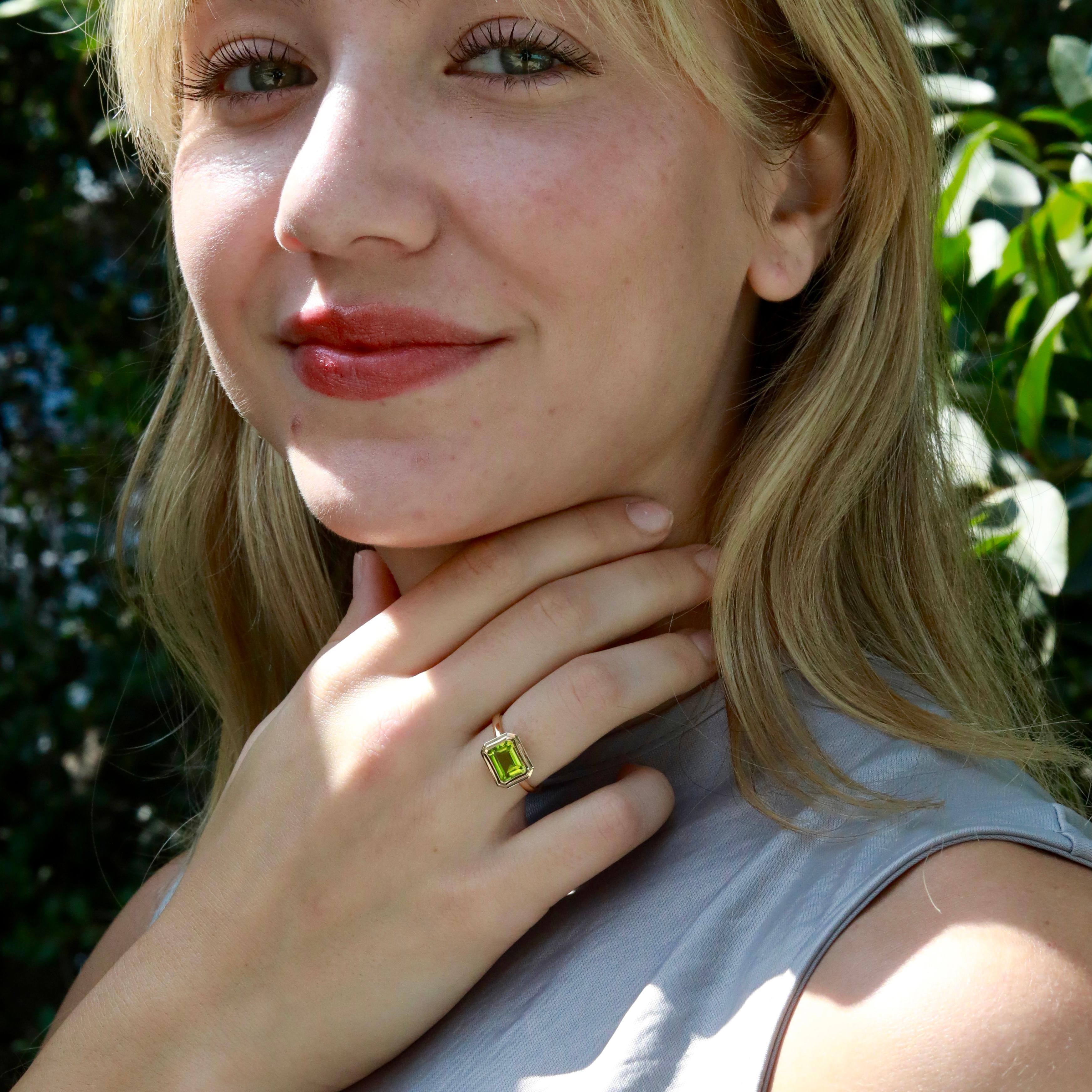 Bague Est-Ouest Kai Bella 2.80ctw Emerald-Cut Peridot en vente 3