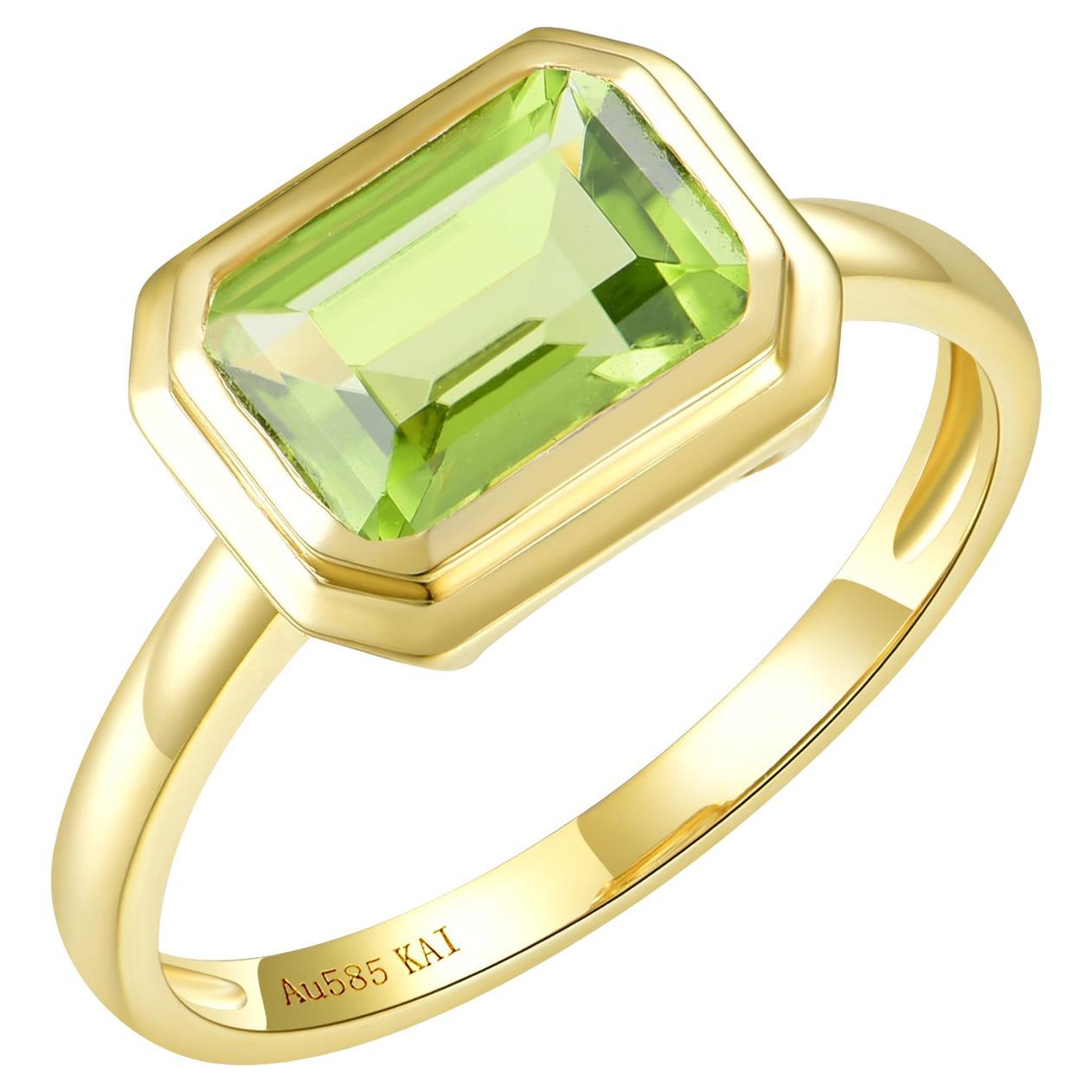 Bague Est-Ouest Kai Bella 2.80ctw Emerald-Cut Peridot en vente