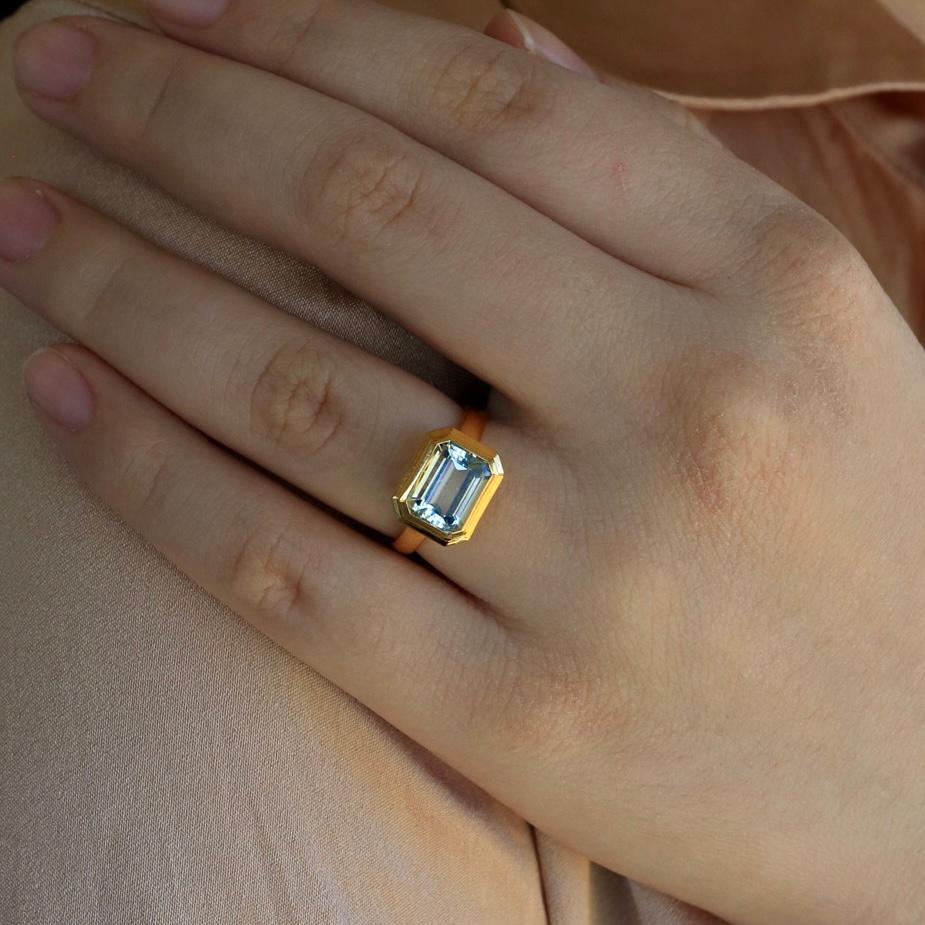 Kai Bella East-West 2.2 ctw Emerald-Cut Aquamarine Ring For Sale 2