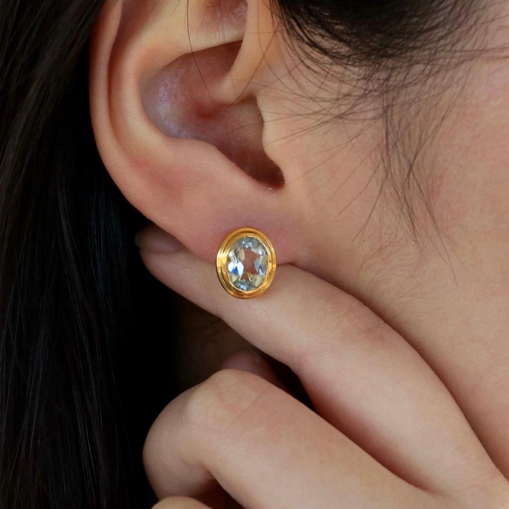 These stunning Kai Bella  3.50 ctw Oval Aquamarine Earrings showcase timeless beauty with a modern twist. The sleek bezel setting in your choice of 14K solid gold cradles the sky-blue natural aquamarine stones, emphasizing their radiant sparkle and