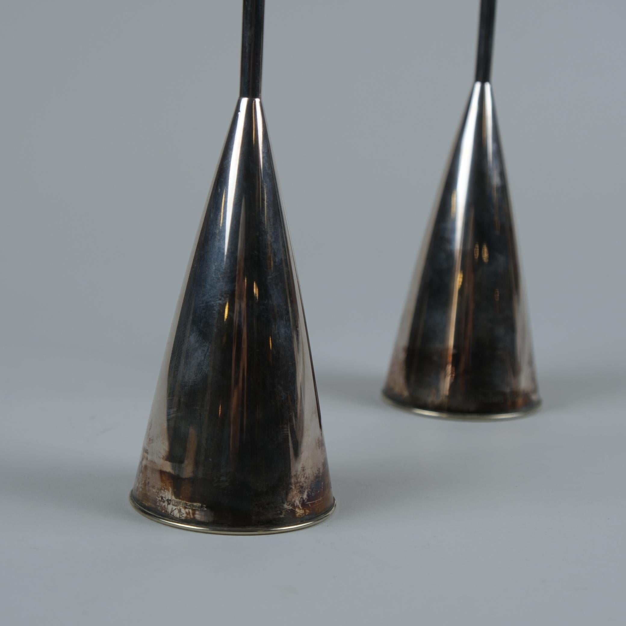 Metà XX secolo Kai Blomqvist Coppia di portacandele in argento, Kultakeskus Oy 1965 in vendita