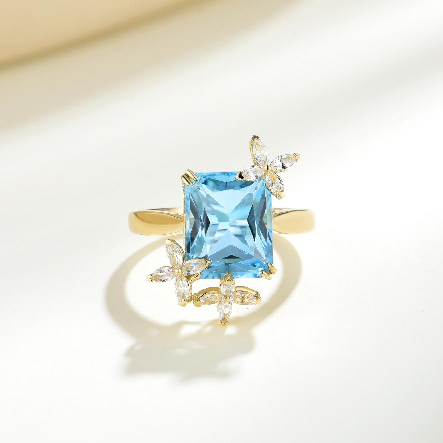Moderne Bague cocktail Kai, topaze bleue, saphir et papillon en vente
