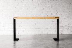 Mesa consola Kai de madera maciza y acero negro by Autonomous Furniture