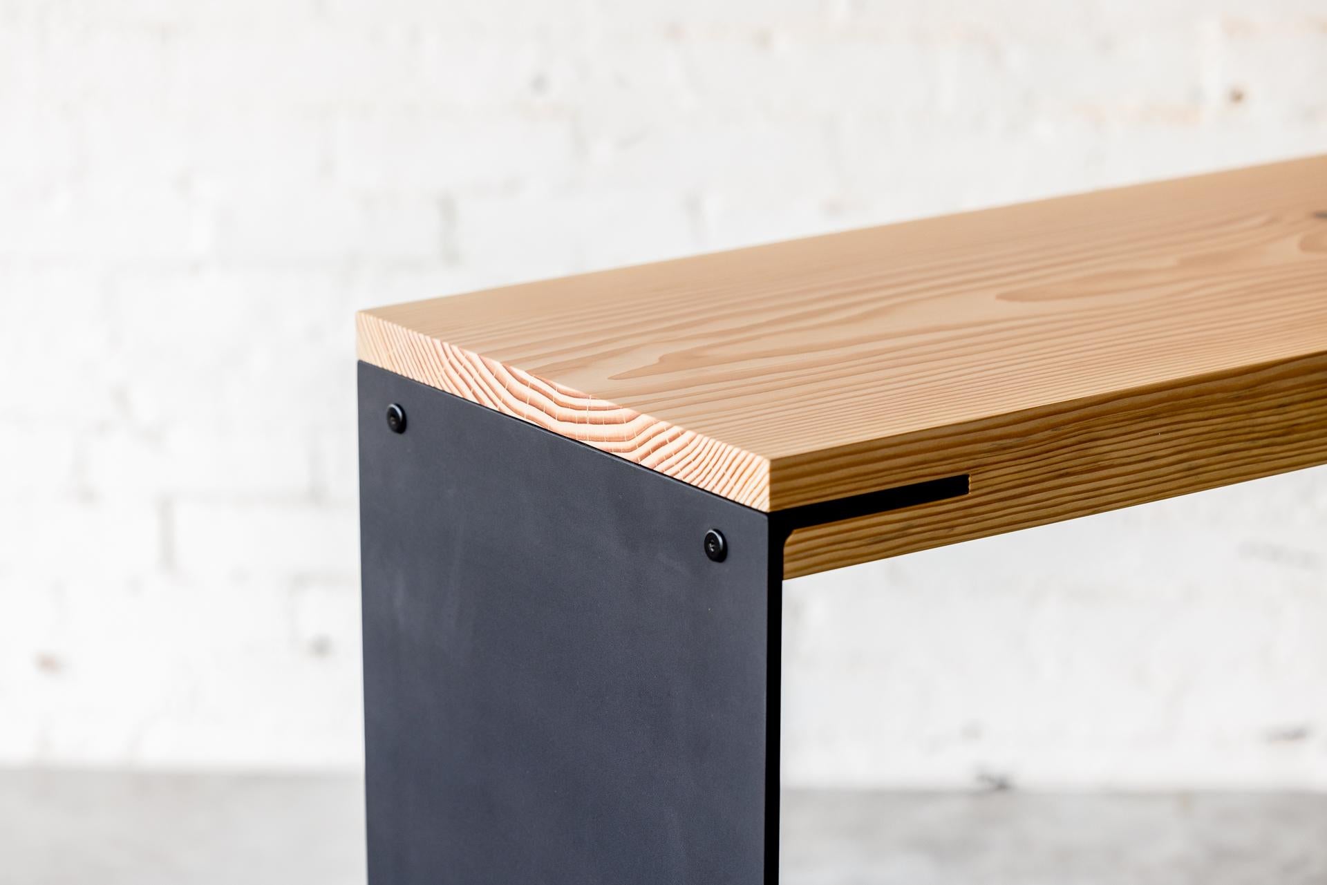 Fait main Console Kai en bois moderne et pieds en acier noir par Autonomous Furniture en vente