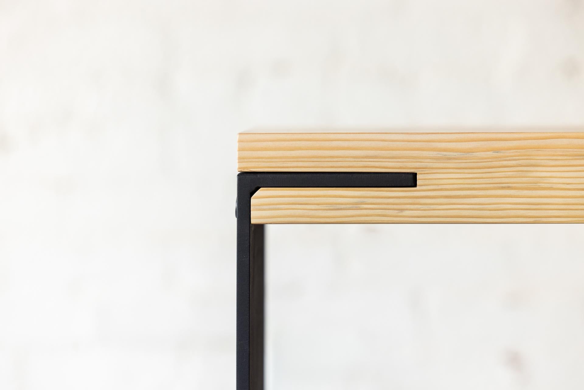 Konsole Kai mit modernen Beinen aus Holz und schwarzem Stahl von Autonomous Furniture (Asche) im Angebot