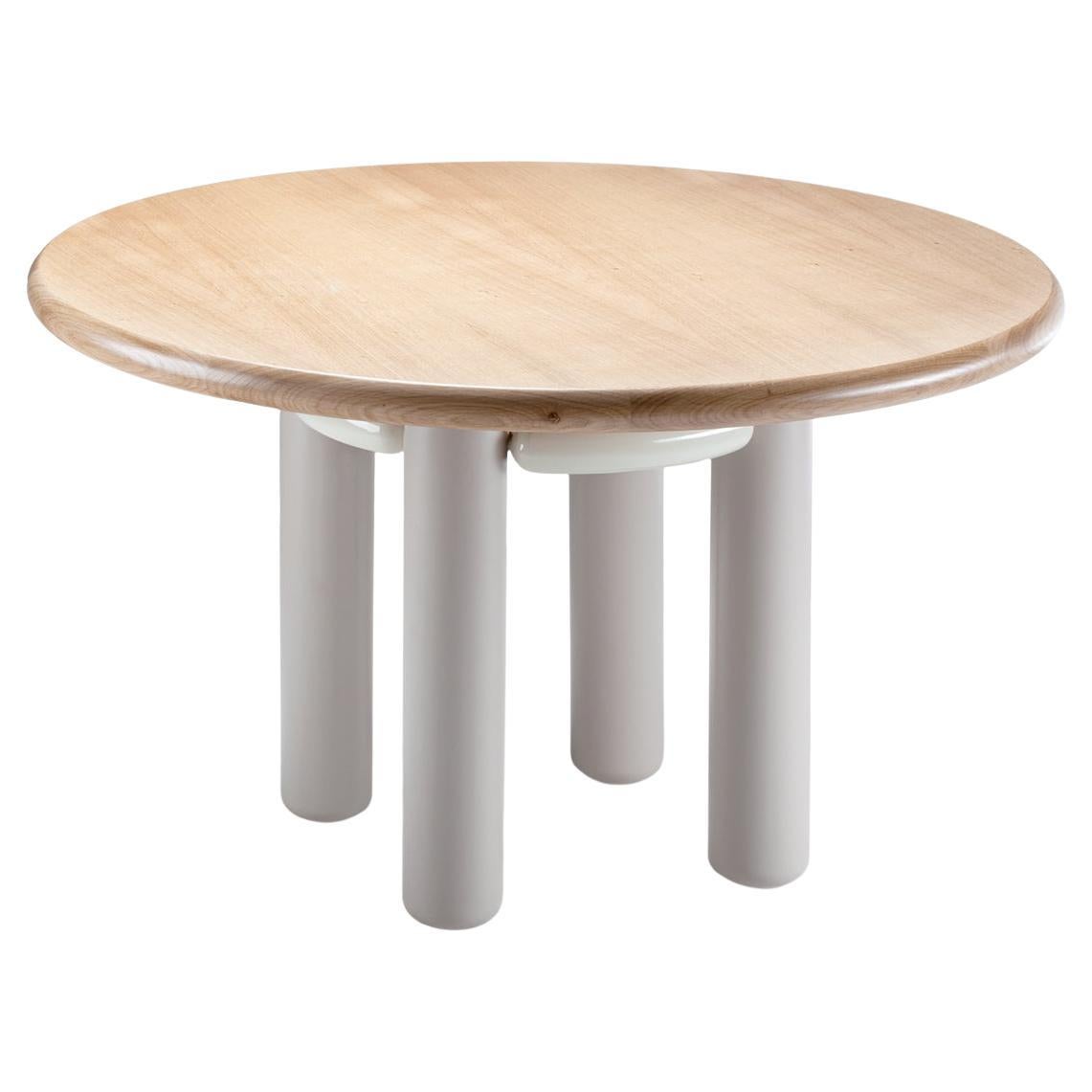 Table de salle à manger Kai, pieds en bois laqué taupe, dessus en chêne et structure en acier ivoire