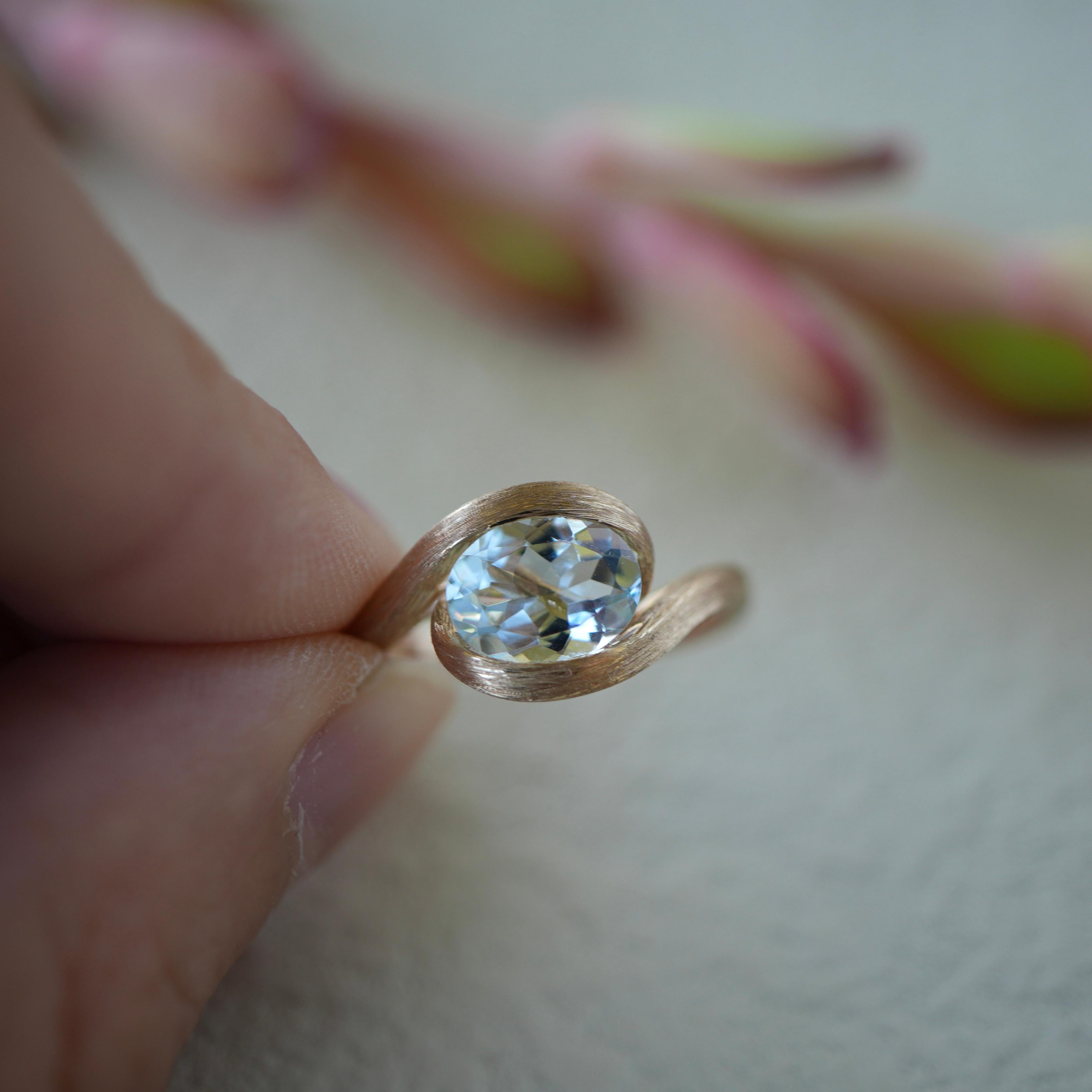 Taille ovale Bague Kai Eternal Wave aigue-marine ovale est-ouest en vente