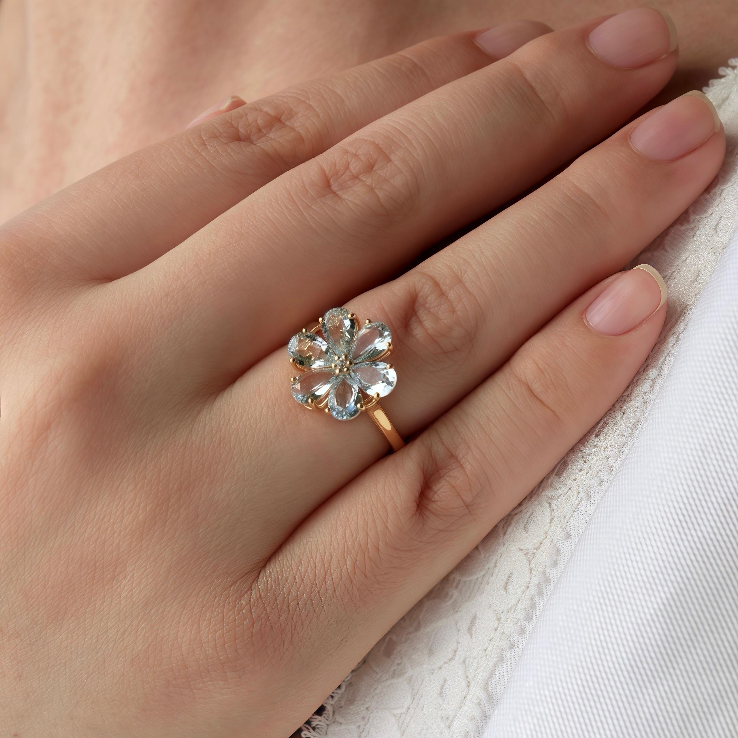 Inspiriert von der ersten Blüte des Frühlings, fängt dieser Ring aus Aquamarin und Diamant die Schönheit einer Blume in voller Blüte ein. In der Mitte befindet sich ein leuchtender natürlicher Aquamarin, umgeben von einem zarten Diamantenkranz, der
