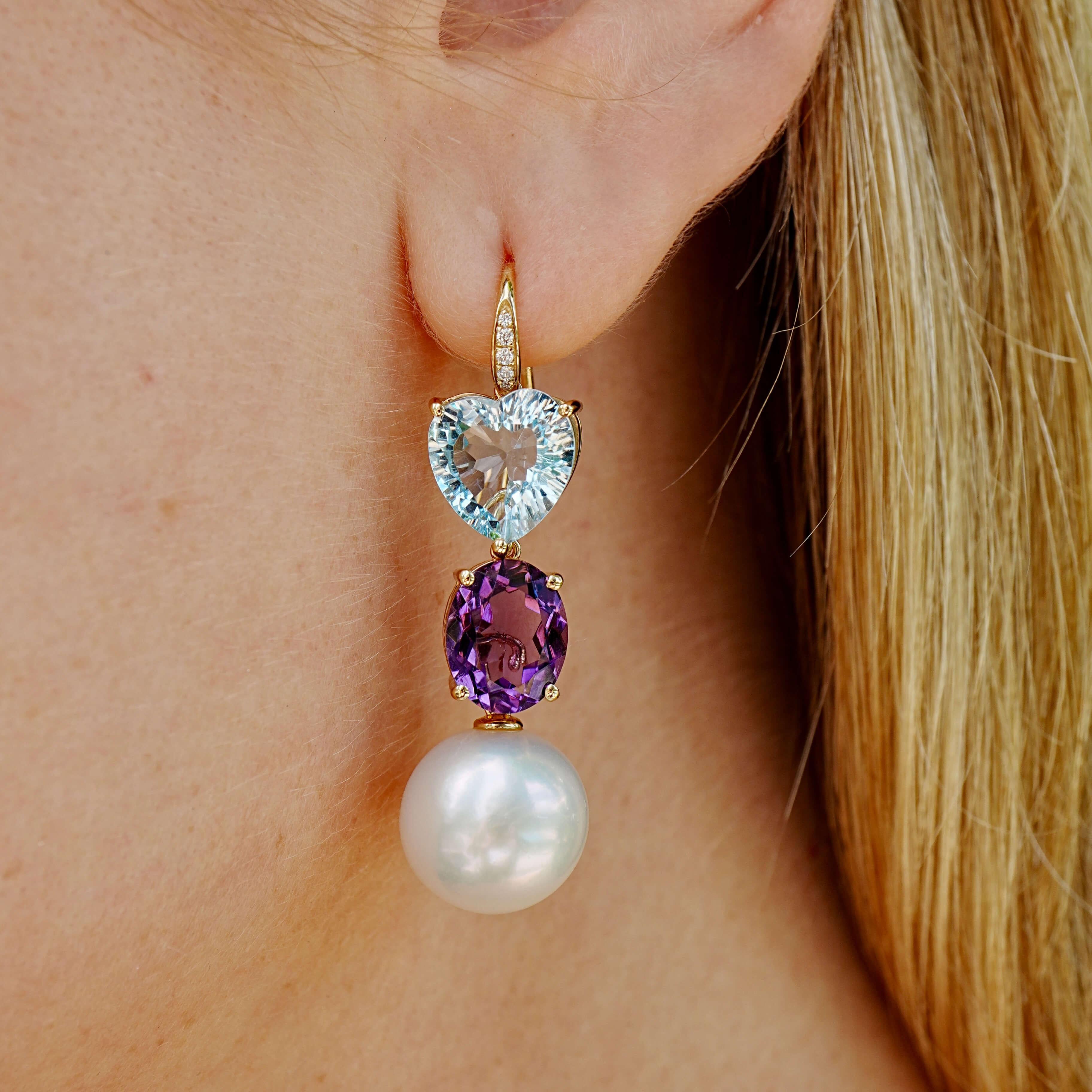 Questi orecchini Kai GemFusion sono caratterizzati da topazi blu tagliati a cuore, ametiste ovali e perle coltivate luminose incastonate in oro 14k. Il design staccabile permette a chi lo indossa di personalizzare il look, sia che lo si indossi come
