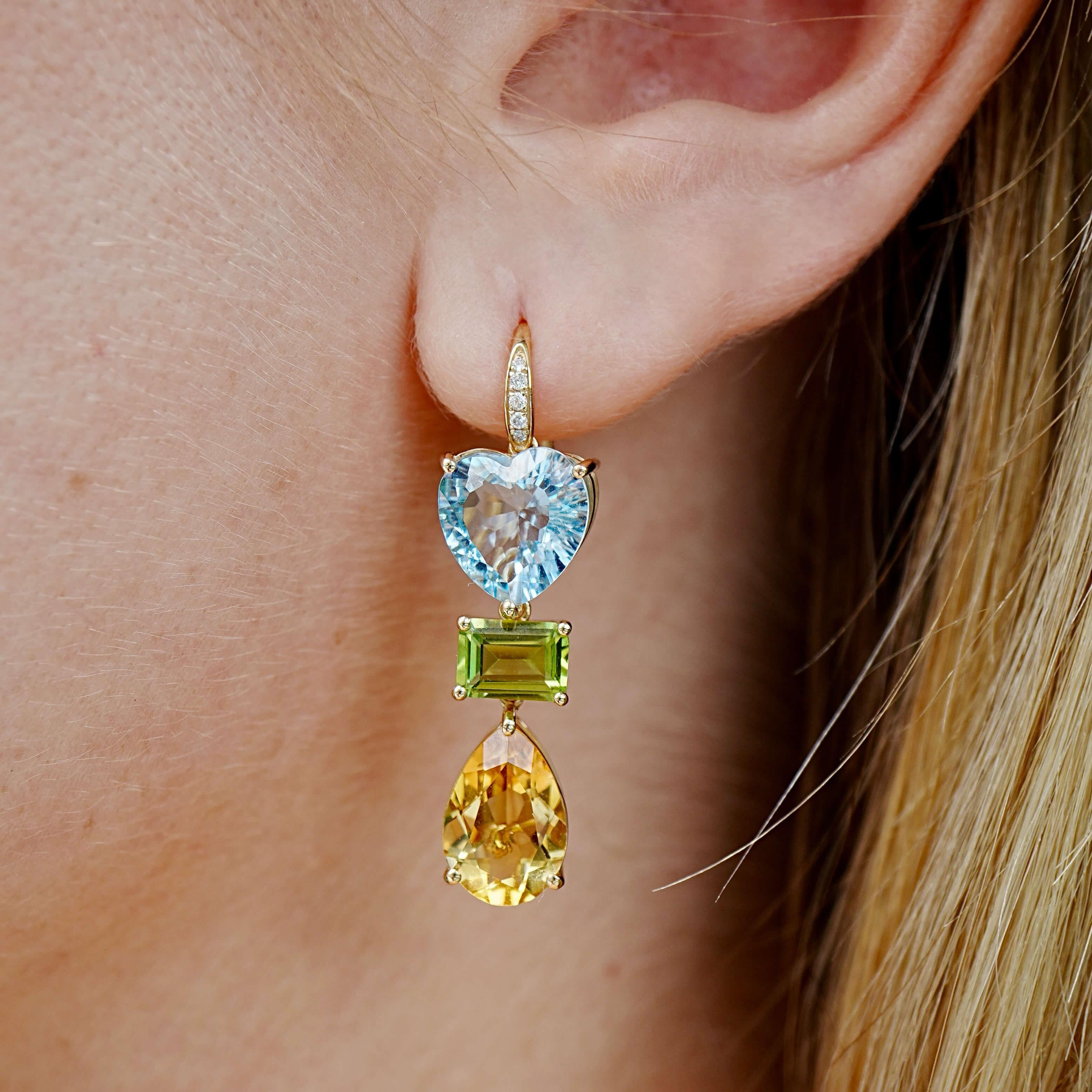 Un'esplosione di colori incontra l'eleganza modulare in questi orecchini a goccia convertibili della Collection'S GemFusion di Kai. Un brillante trio di gemme naturali - topazio blu a forma di cuore, peridoto taglio smeraldo e citrino a forma di