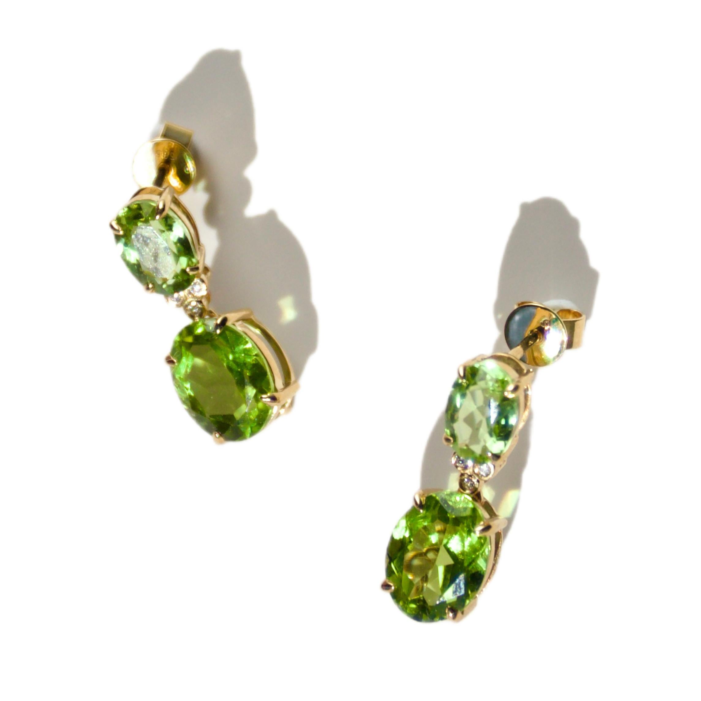 Discover Kai’s 6ct Green Peridot Diamond Baroque Pearl Convertible Drop Earrings in 14k yellow gold. Elevate your style with this luxurious pair of earrings, featuring the finest craftsmanship and attention to detail. The vibrant green peridot