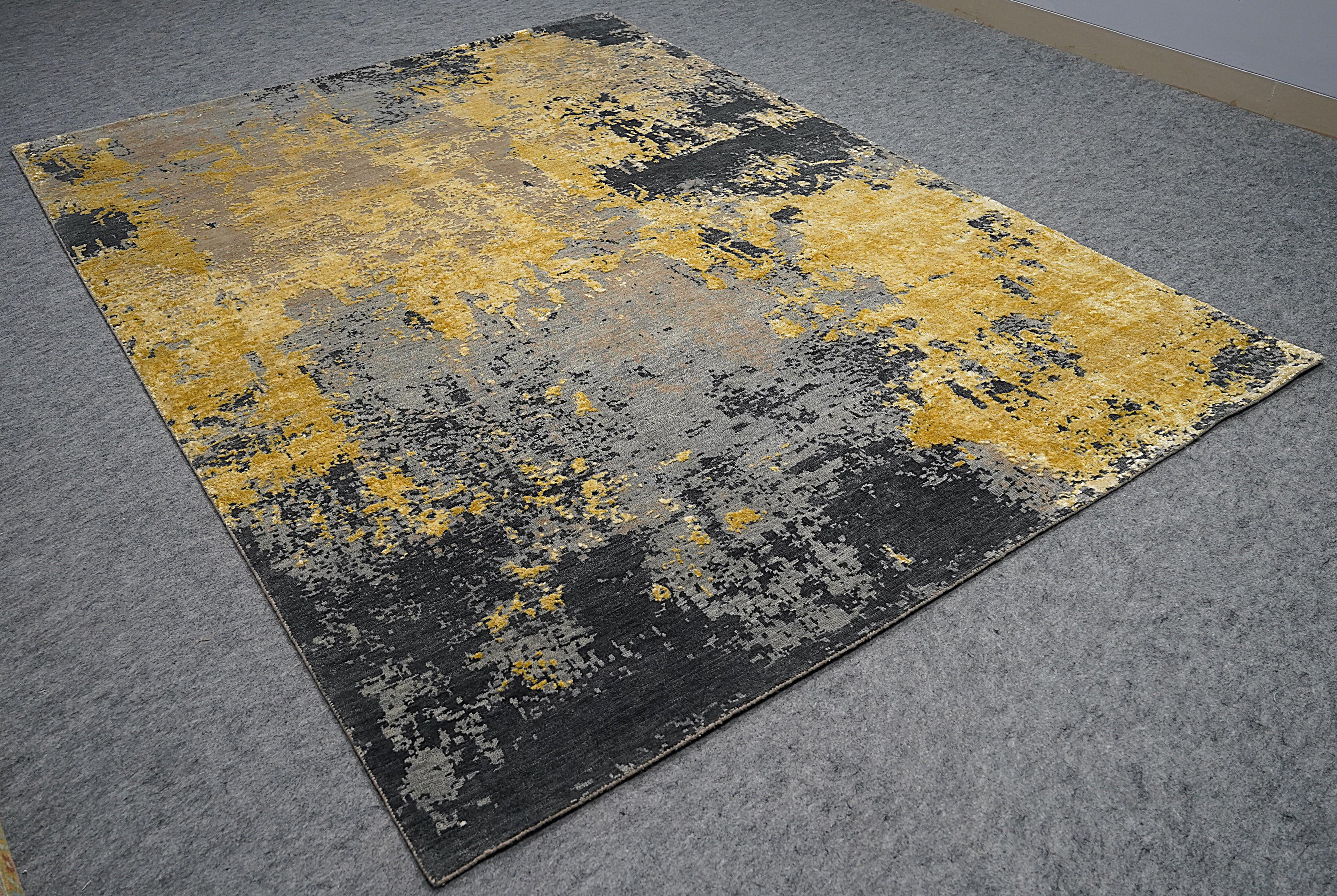 Kai Hand Knotted Modern Silk Rug in Blue Gold & Charcoal Ivory Colours by Hands (Moderne) im Angebot