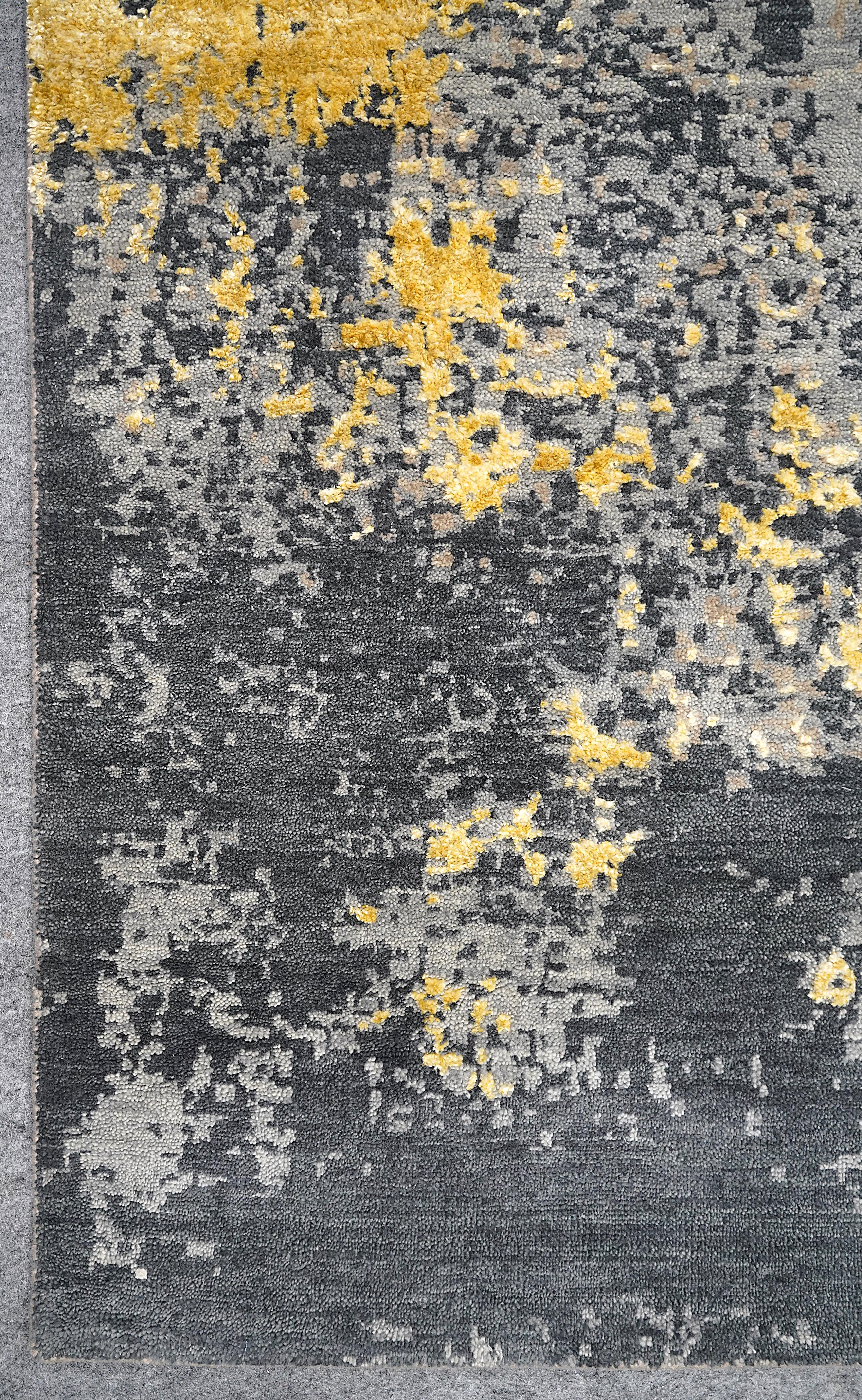 Kai Hand Knotted Modern Silk Rug in Blue Gold & Charcoal Ivory Colours by Hands (Indisch) im Angebot