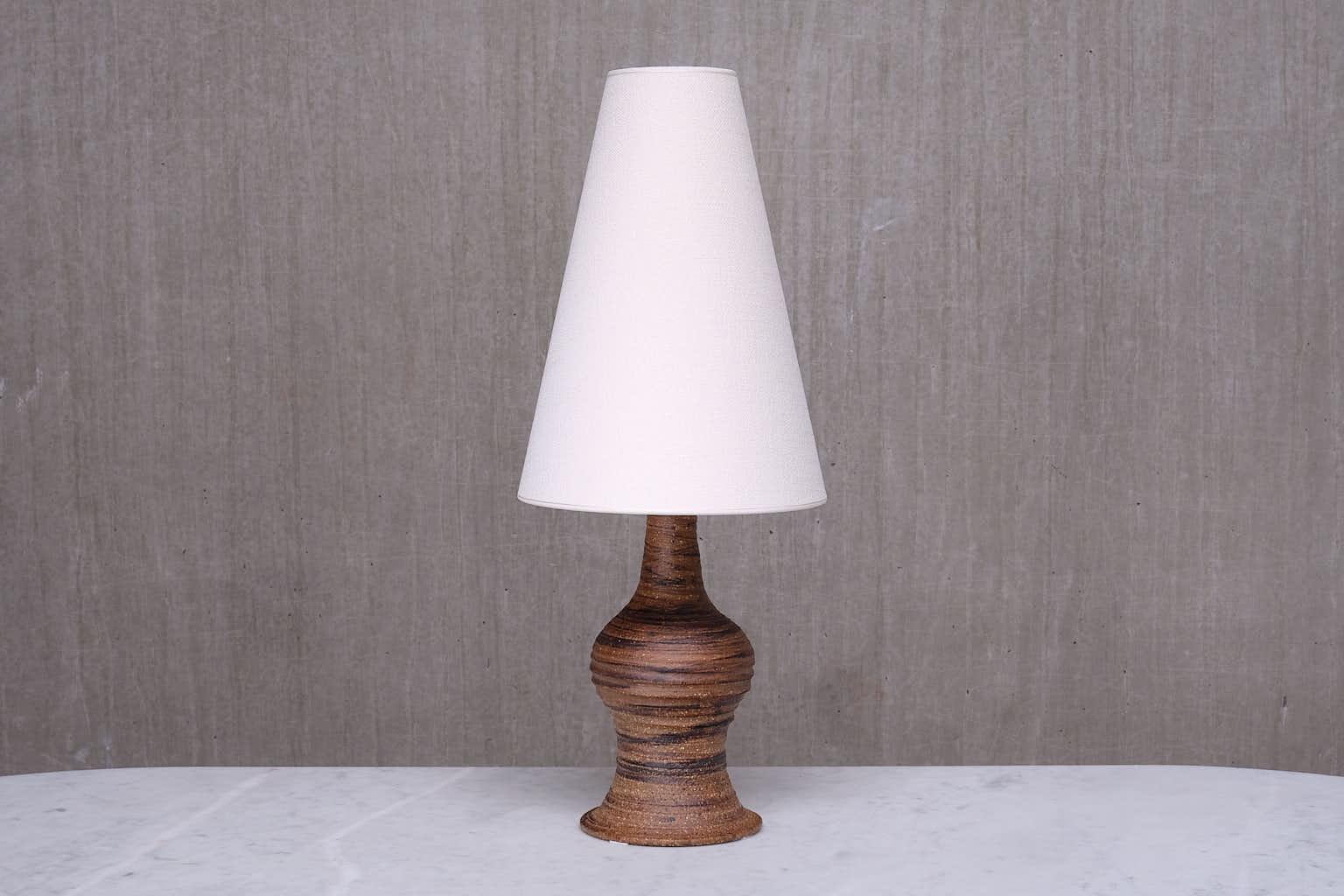 Cette lampe de table rare a été conçue par Kai Krebs et produite dans sa poterie de Tungelsta, en Suède, dans les années 1960. La pièce est signée 