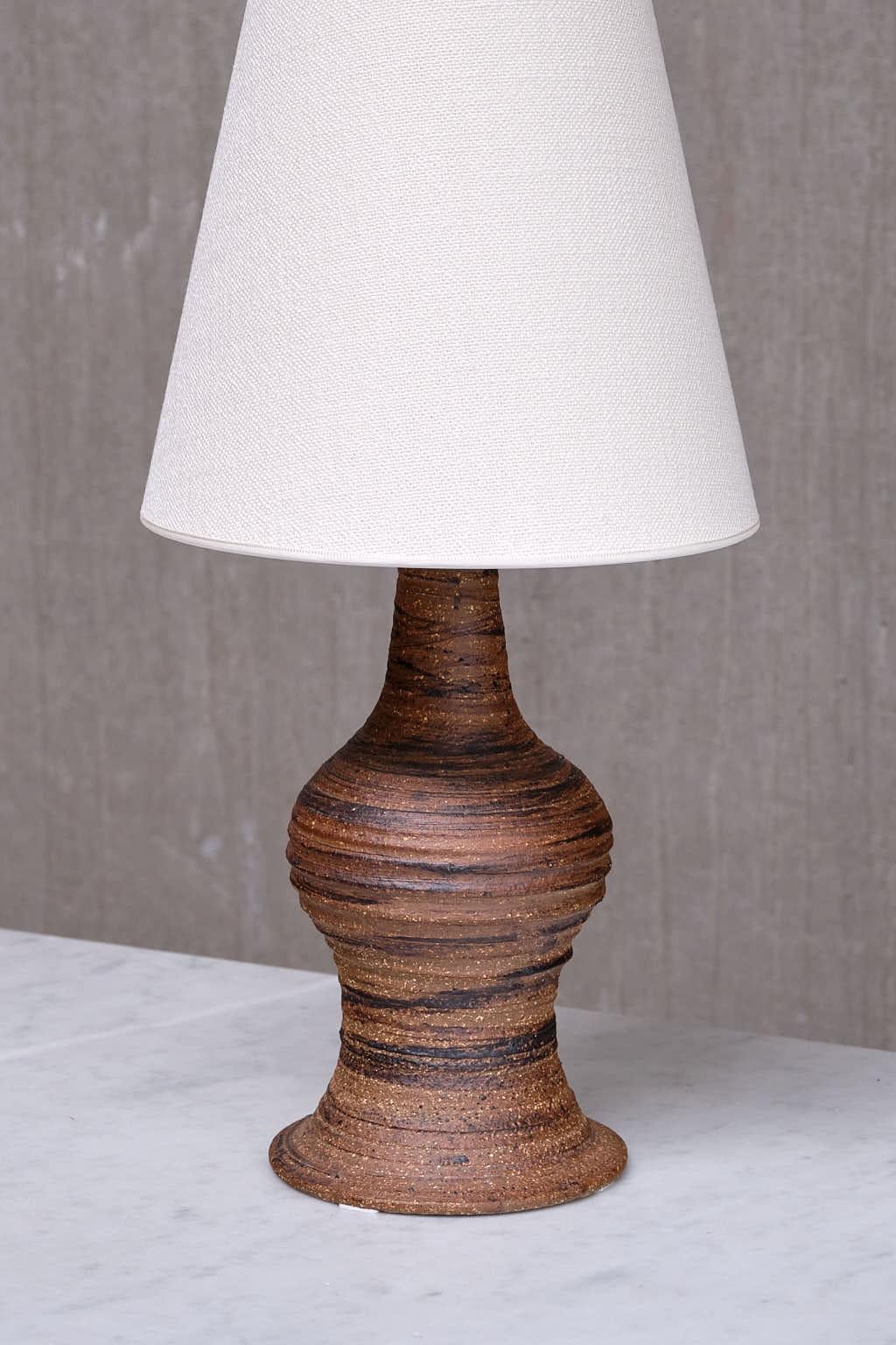 Scandinave moderne Lampe de table en faïence texturée Brown, Tungelsta, Suède, années 1960 en vente
