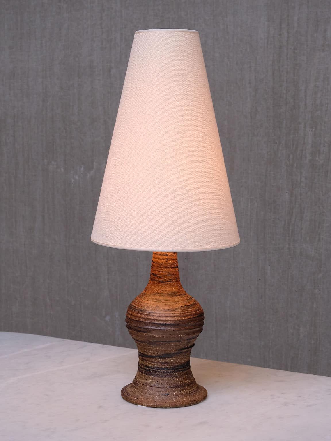Danois Lampe de table en faïence texturée Brown, Tungelsta, Suède, années 1960 en vente