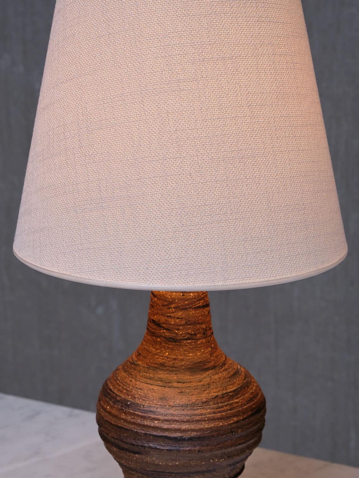 Lampe de table en faïence texturée Brown, Tungelsta, Suède, années 1960 Bon état - En vente à The Hague, NL