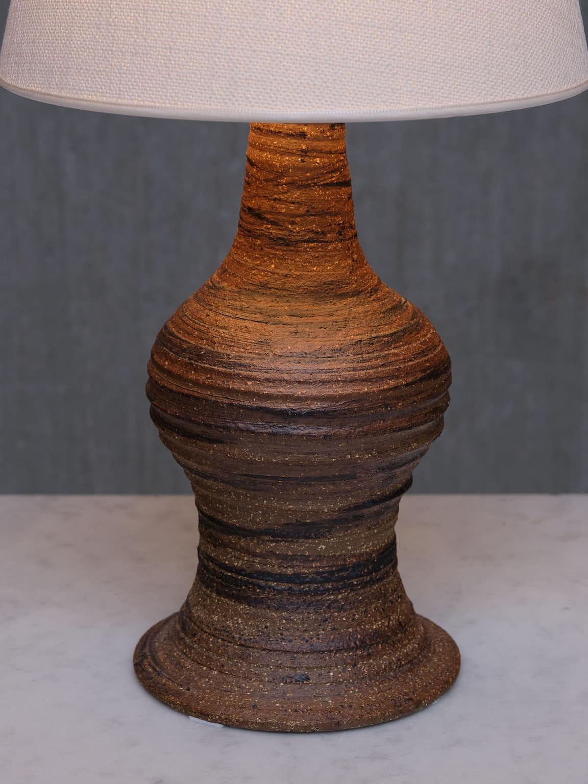 Milieu du XXe siècle Lampe de table en faïence texturée Brown, Tungelsta, Suède, années 1960 en vente